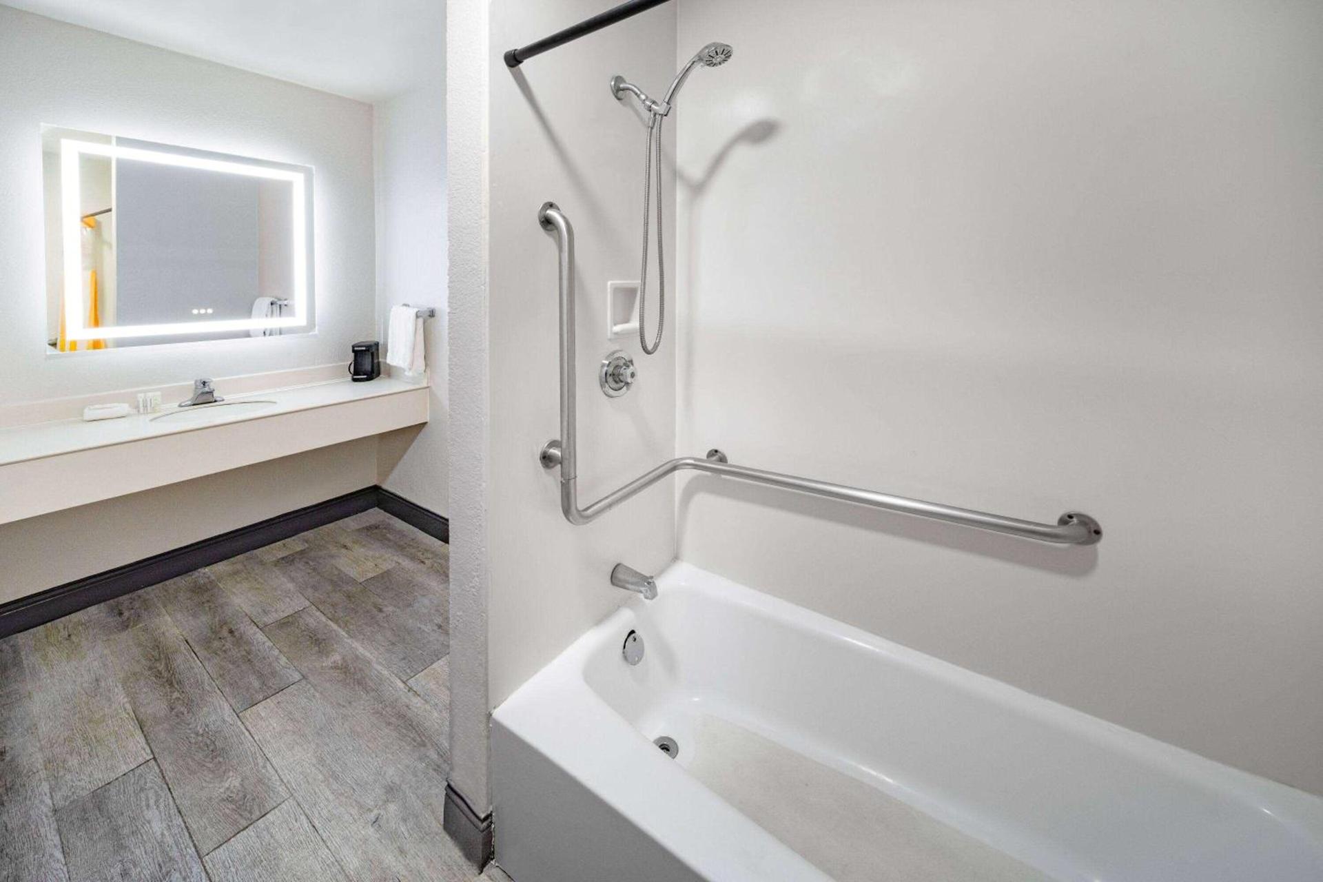 La Quinta Inn by Wyndham Laredo I-35 photo 15