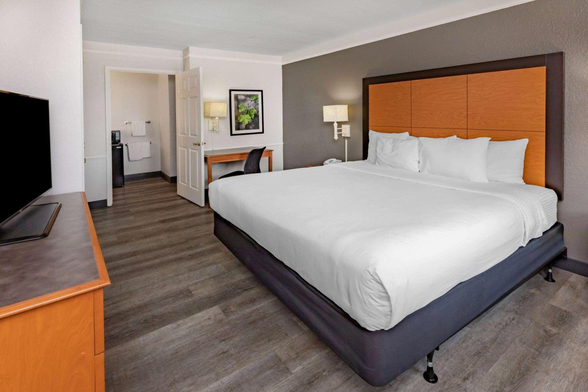 La Quinta Inn by Wyndham Laredo I-35 photo 17