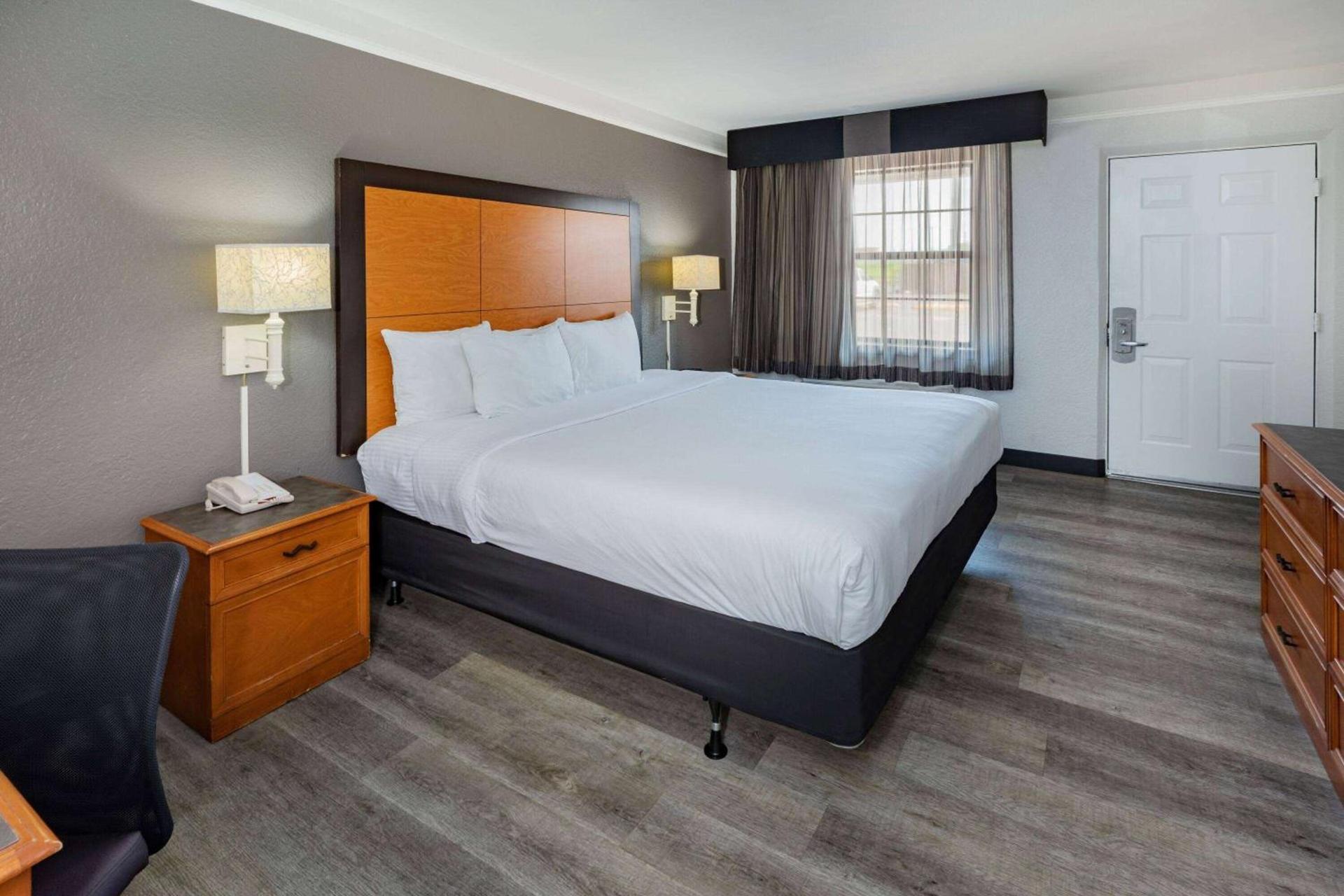 La Quinta Inn by Wyndham Laredo I-35 photo 16