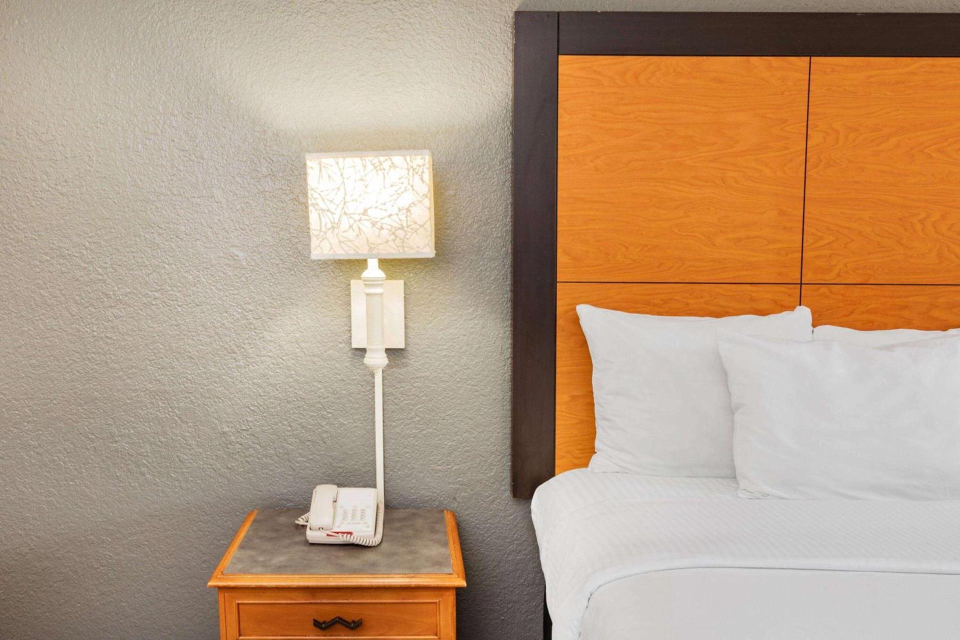 La Quinta Inn by Wyndham Laredo I-35 photo 18