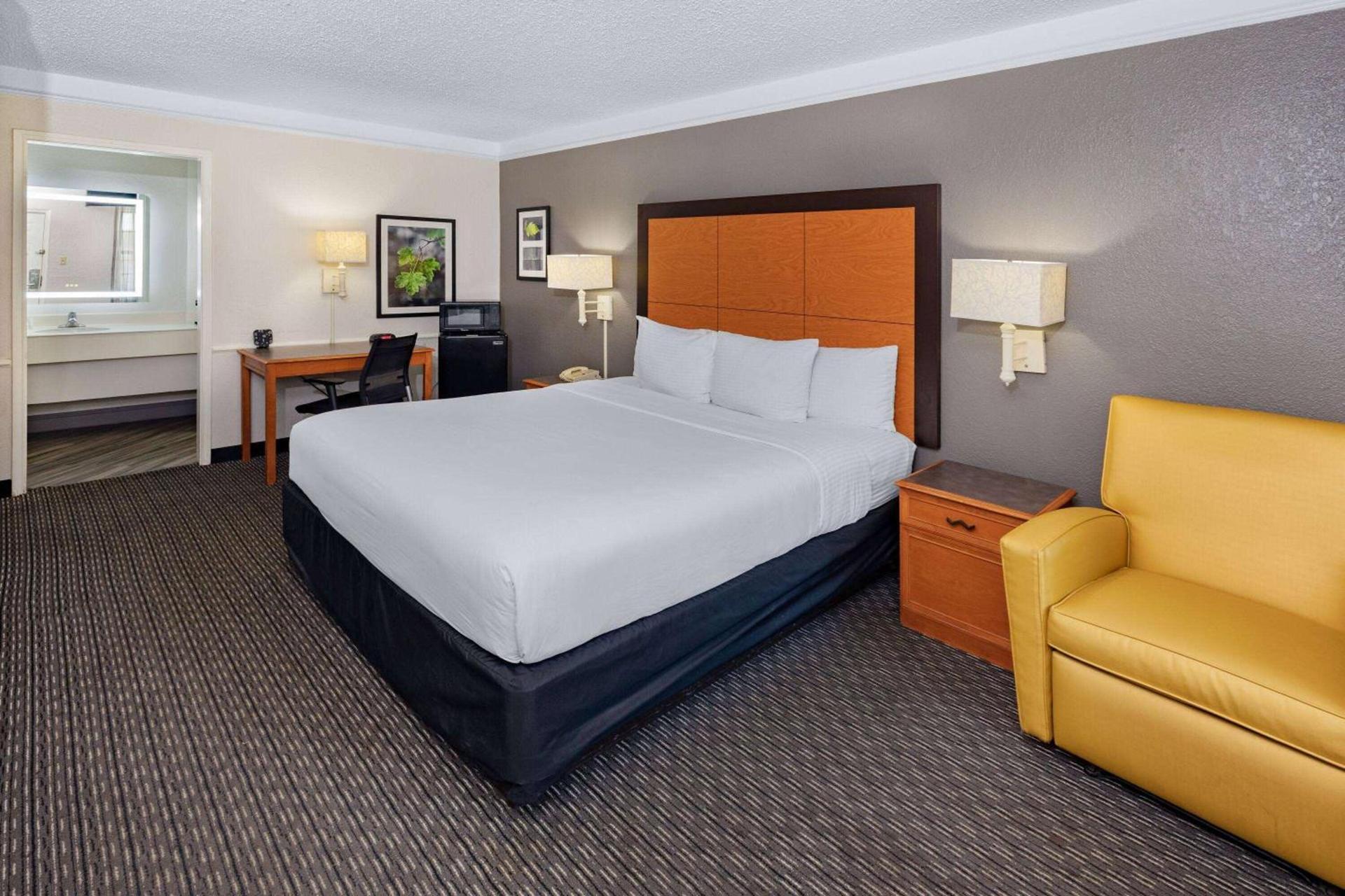 La Quinta Inn by Wyndham Laredo I-35 photo 22