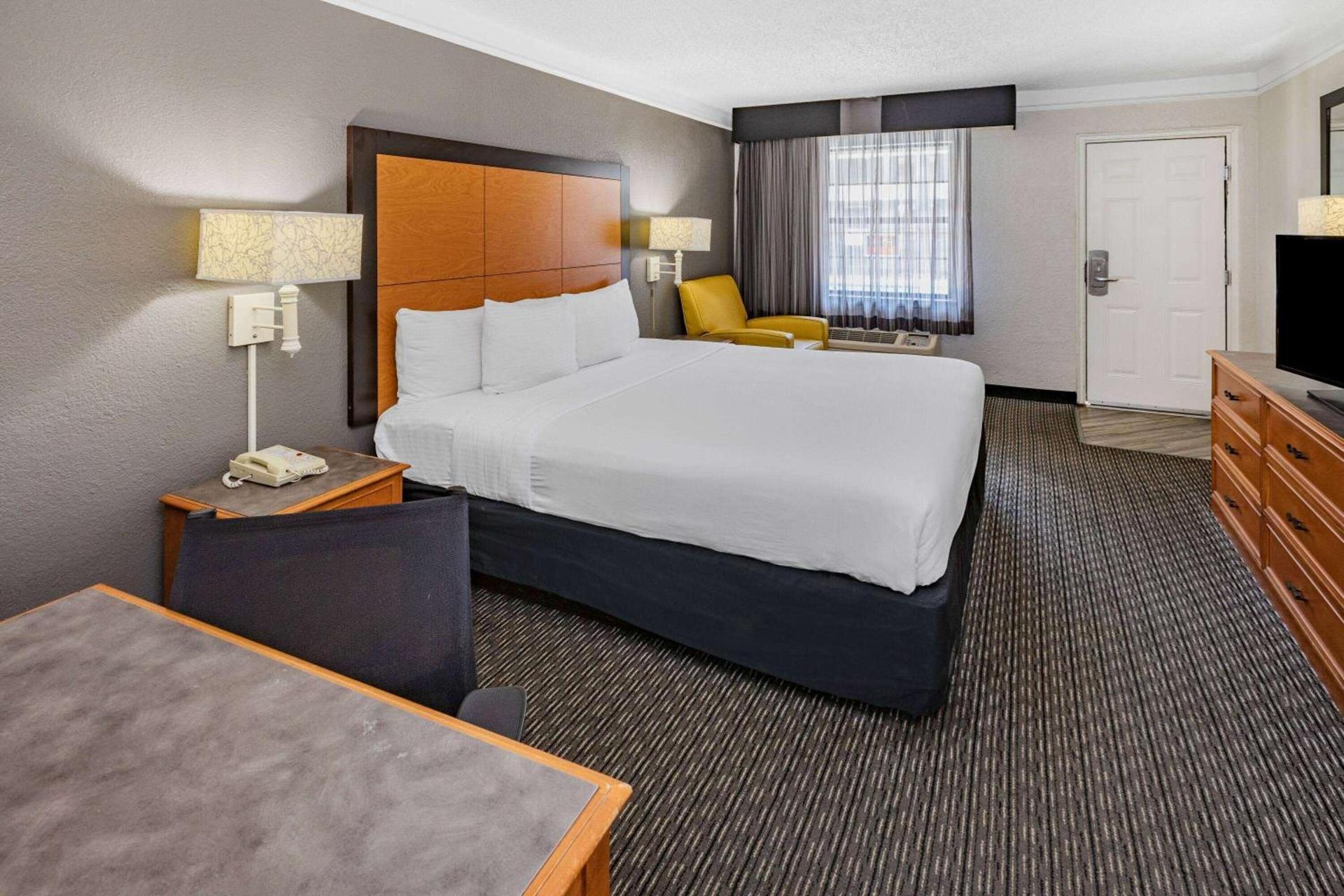 La Quinta Inn by Wyndham Laredo I-35 photo 23