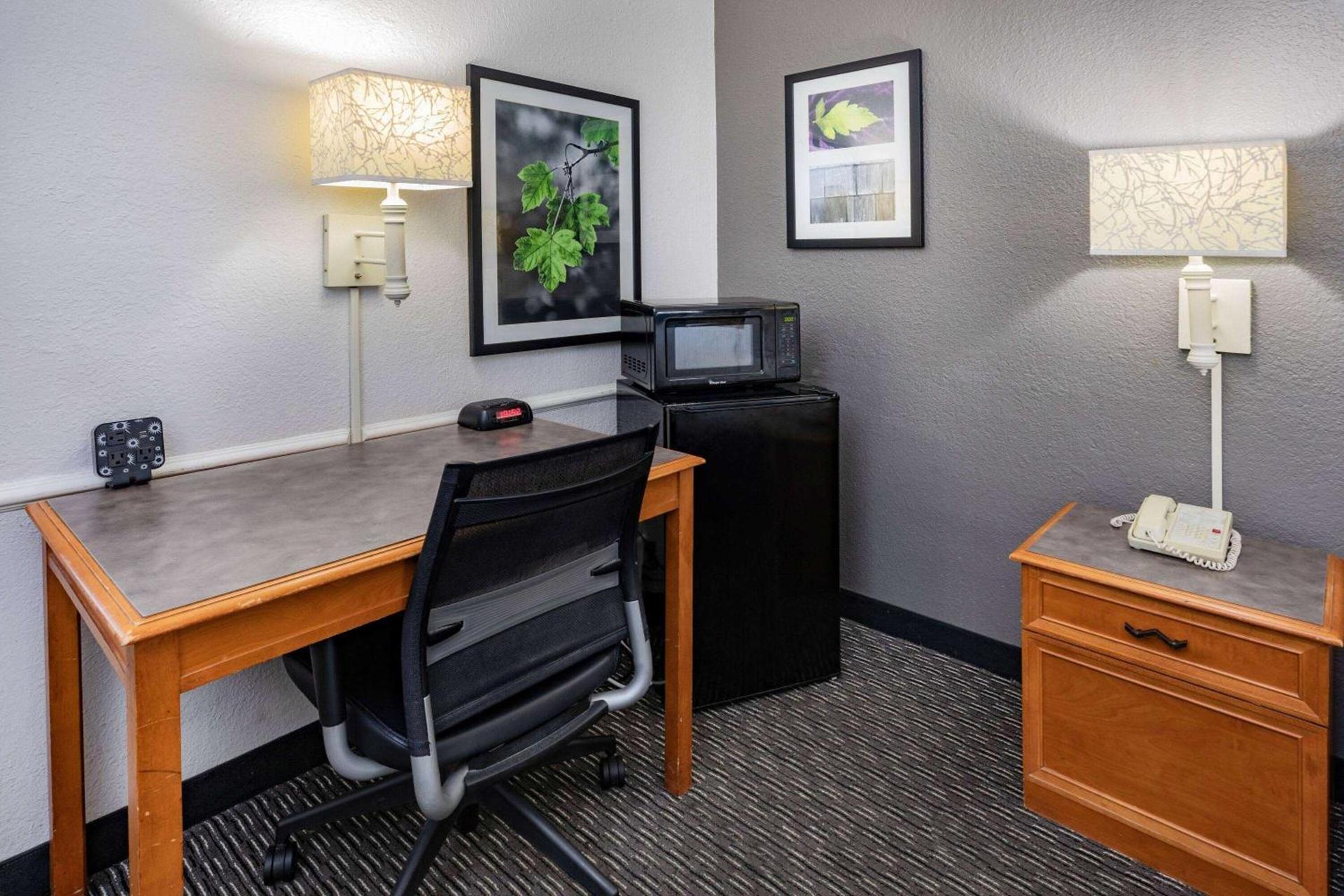 La Quinta Inn by Wyndham Laredo I-35 photo 24