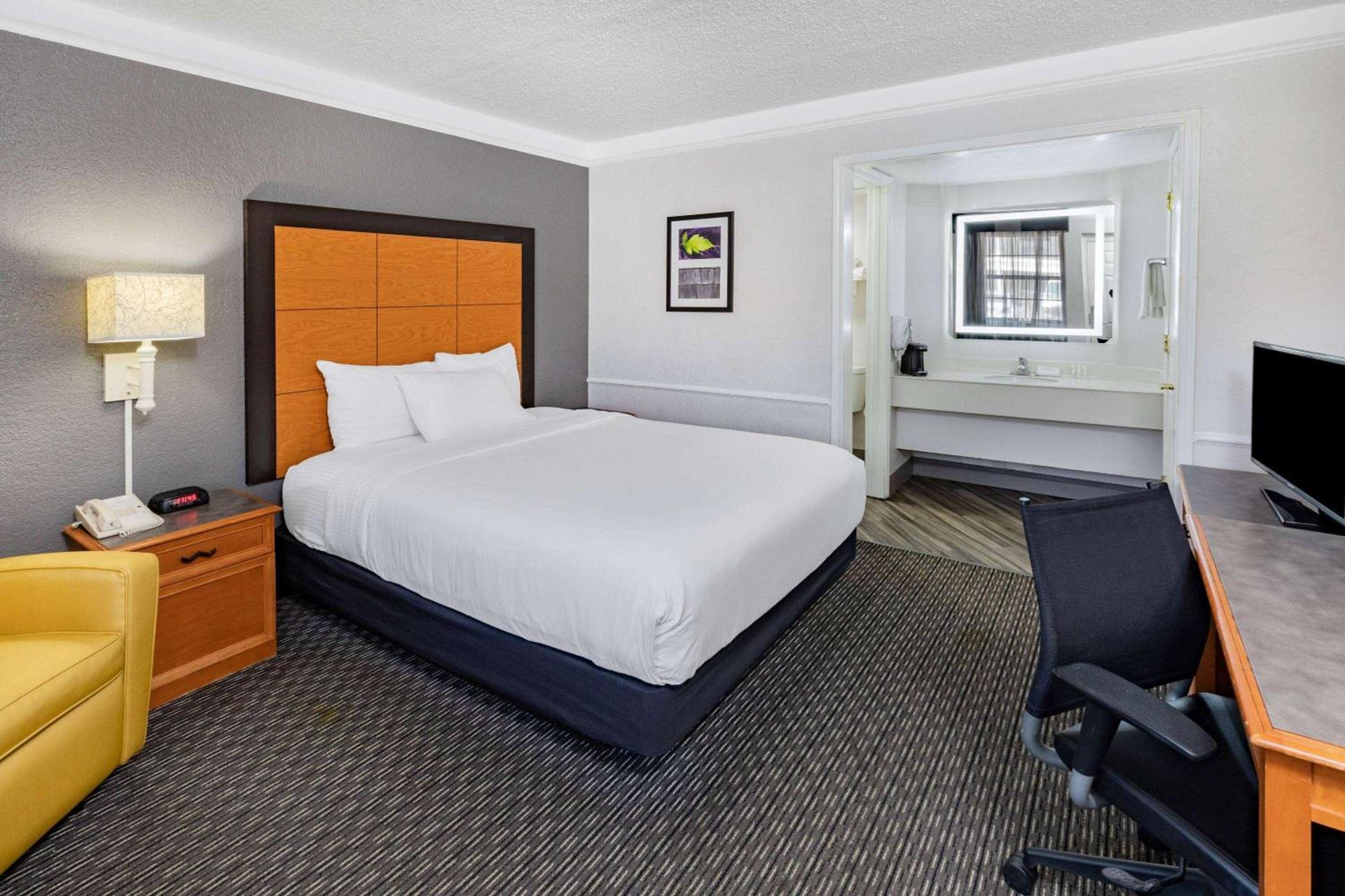 La Quinta Inn by Wyndham Laredo I-35 photo 28