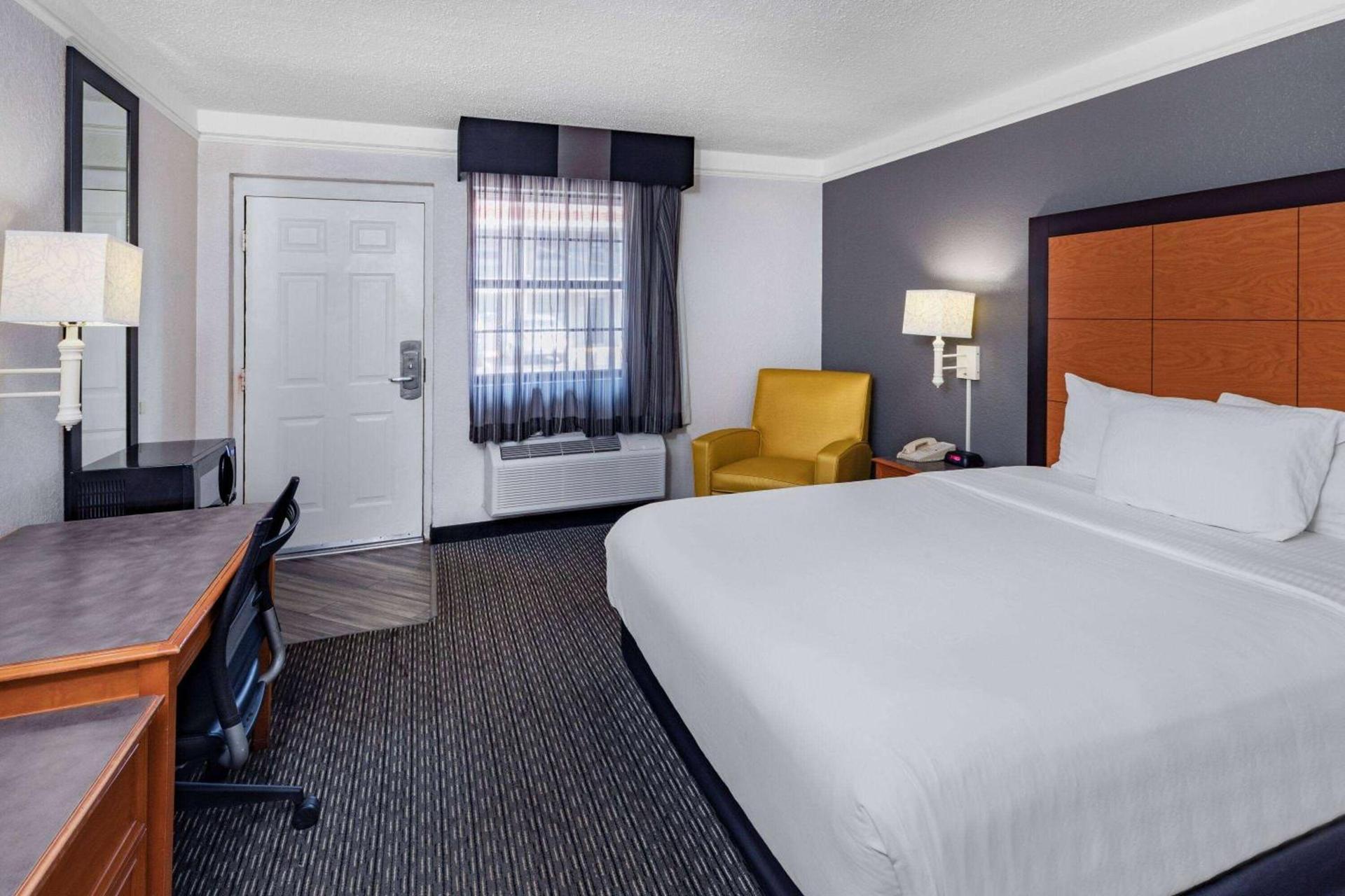 La Quinta Inn by Wyndham Laredo I-35 photo 30