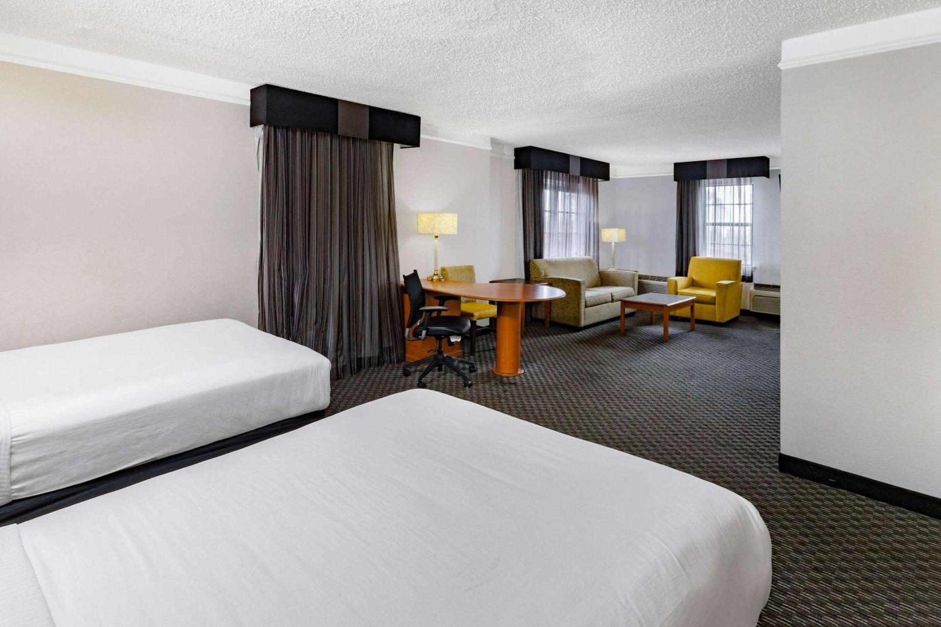 La Quinta Inn by Wyndham Laredo I-35 photo 32