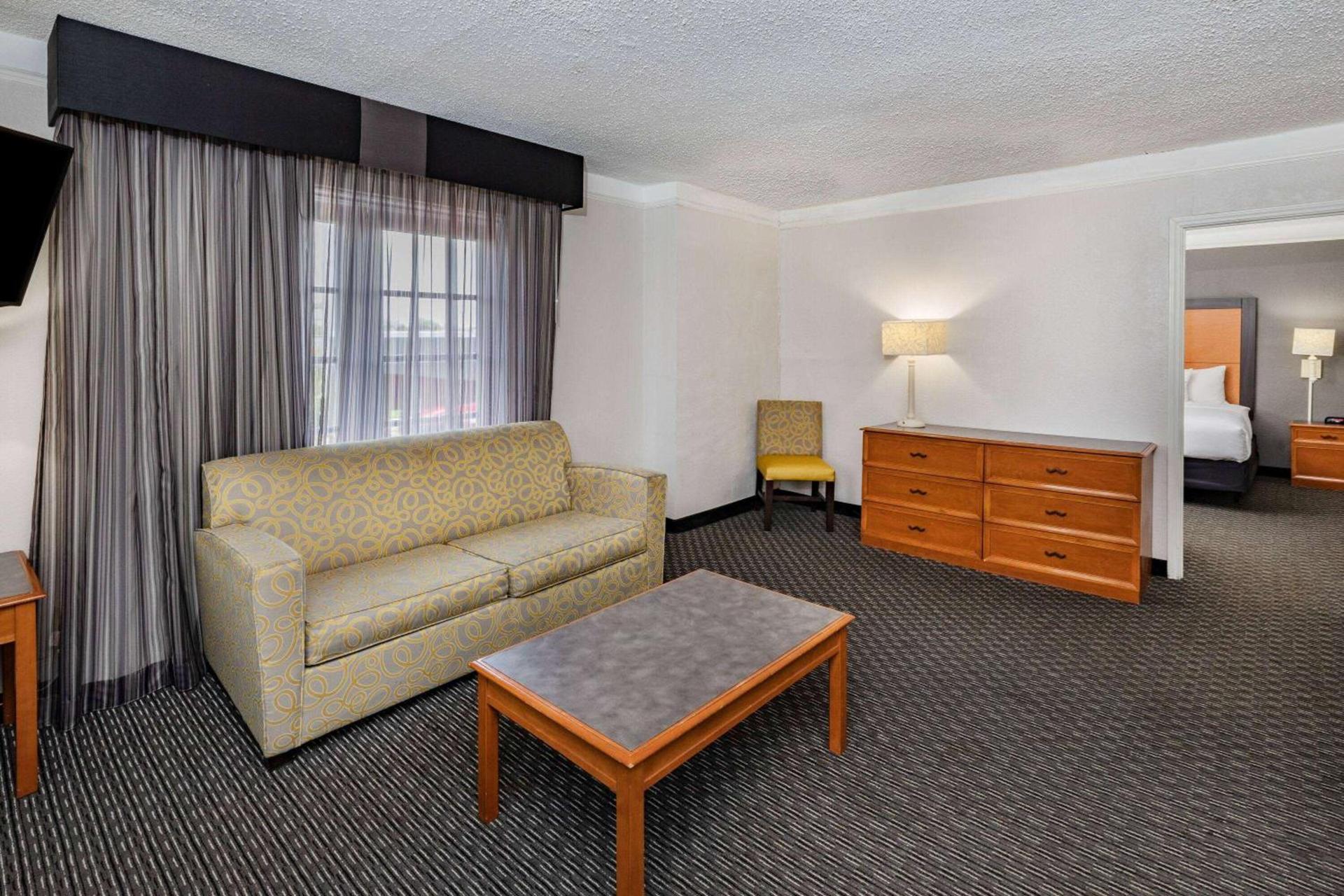 La Quinta Inn by Wyndham Laredo I-35 photo 33
