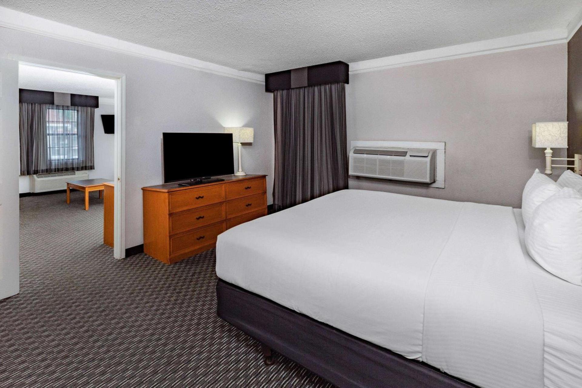 La Quinta Inn by Wyndham Laredo I-35 photo 34