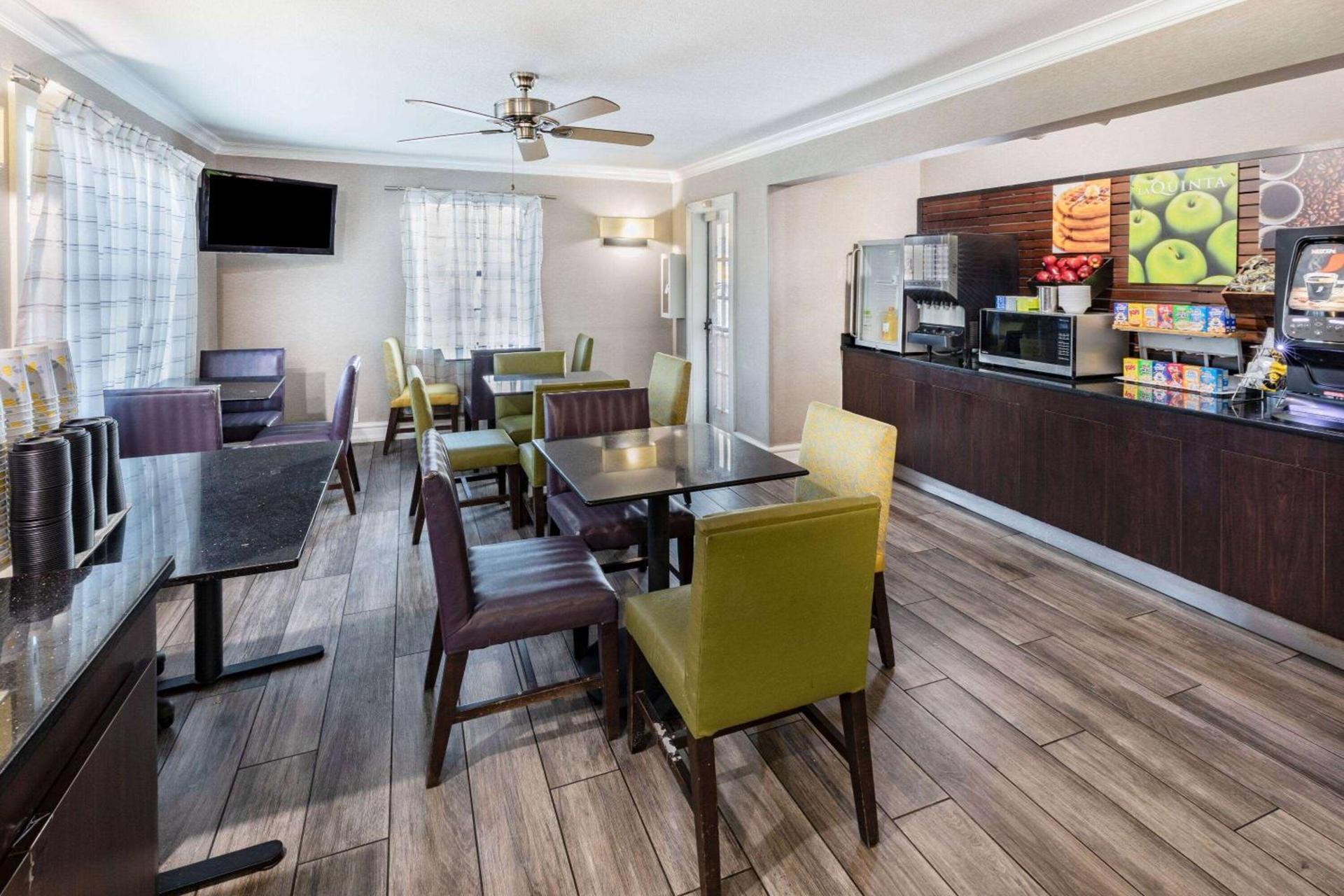 La Quinta Inn by Wyndham Laredo I-35 photo 37