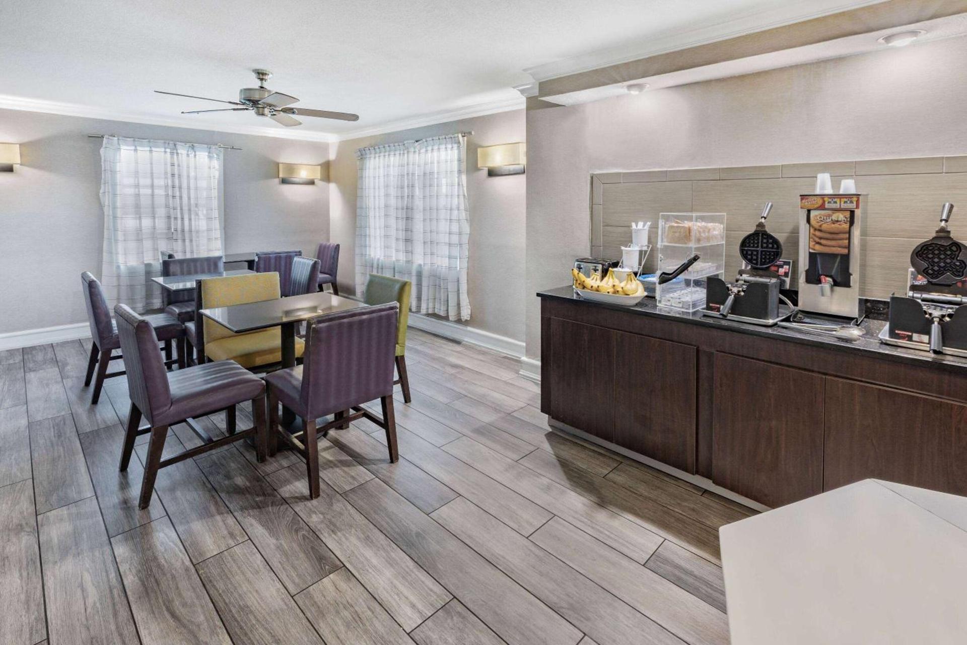 La Quinta Inn by Wyndham Laredo I-35 photo 38