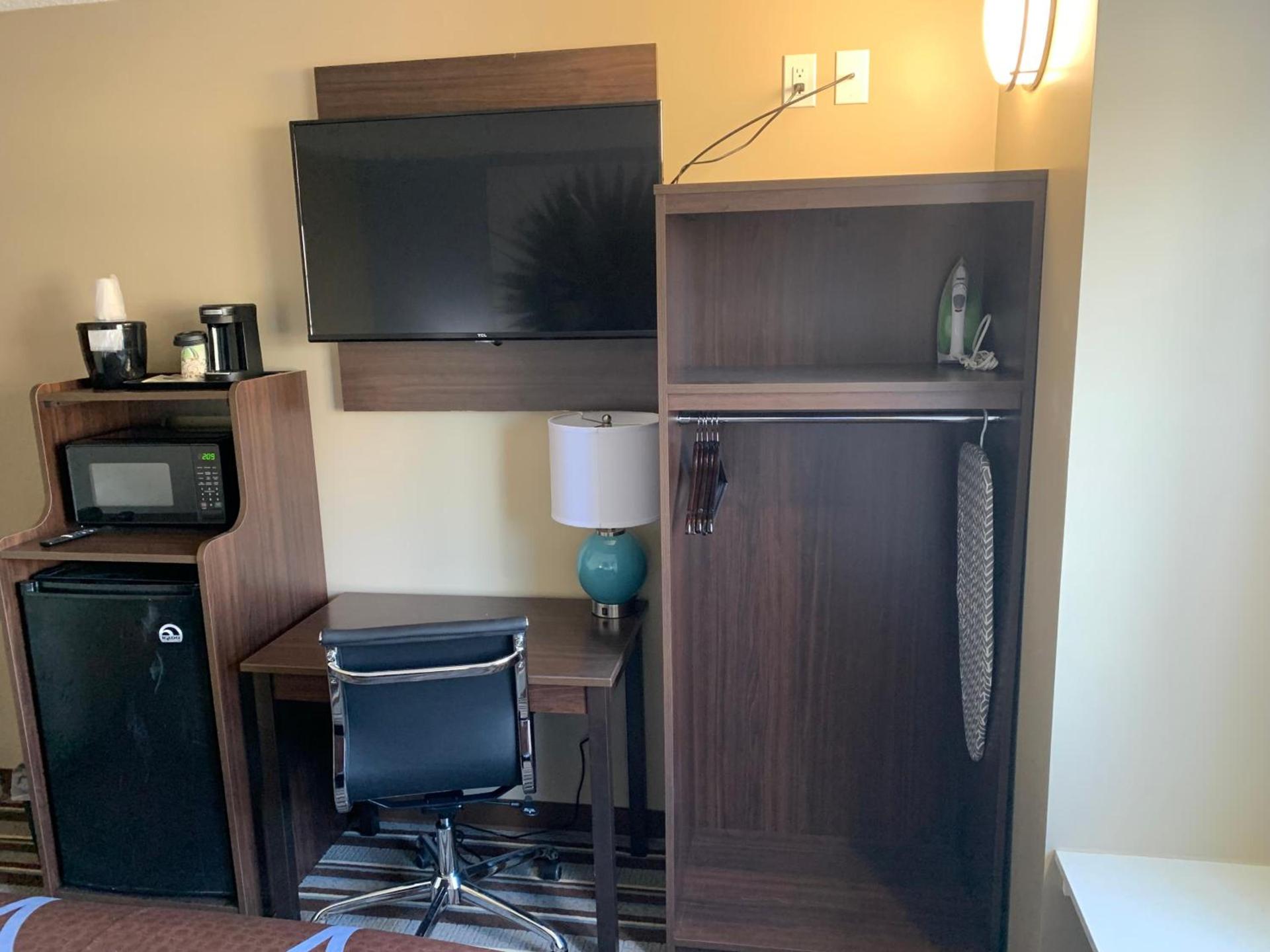 Super 8 by Wyndham Joliet photo 35