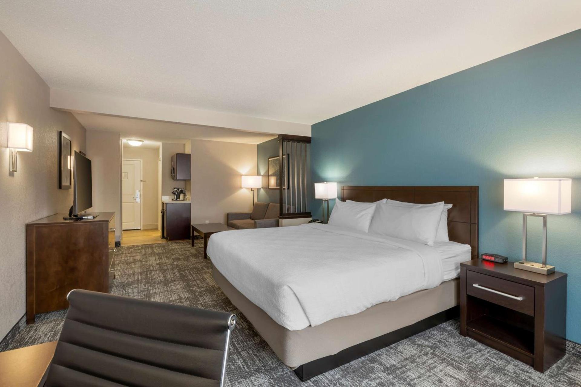 Best Western Watertown Inn & Suites photo 4