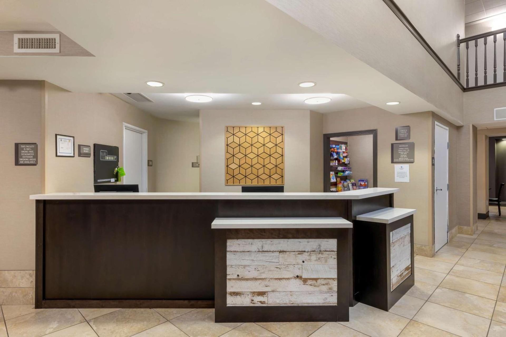 Best Western Watertown Inn & Suites photo 2