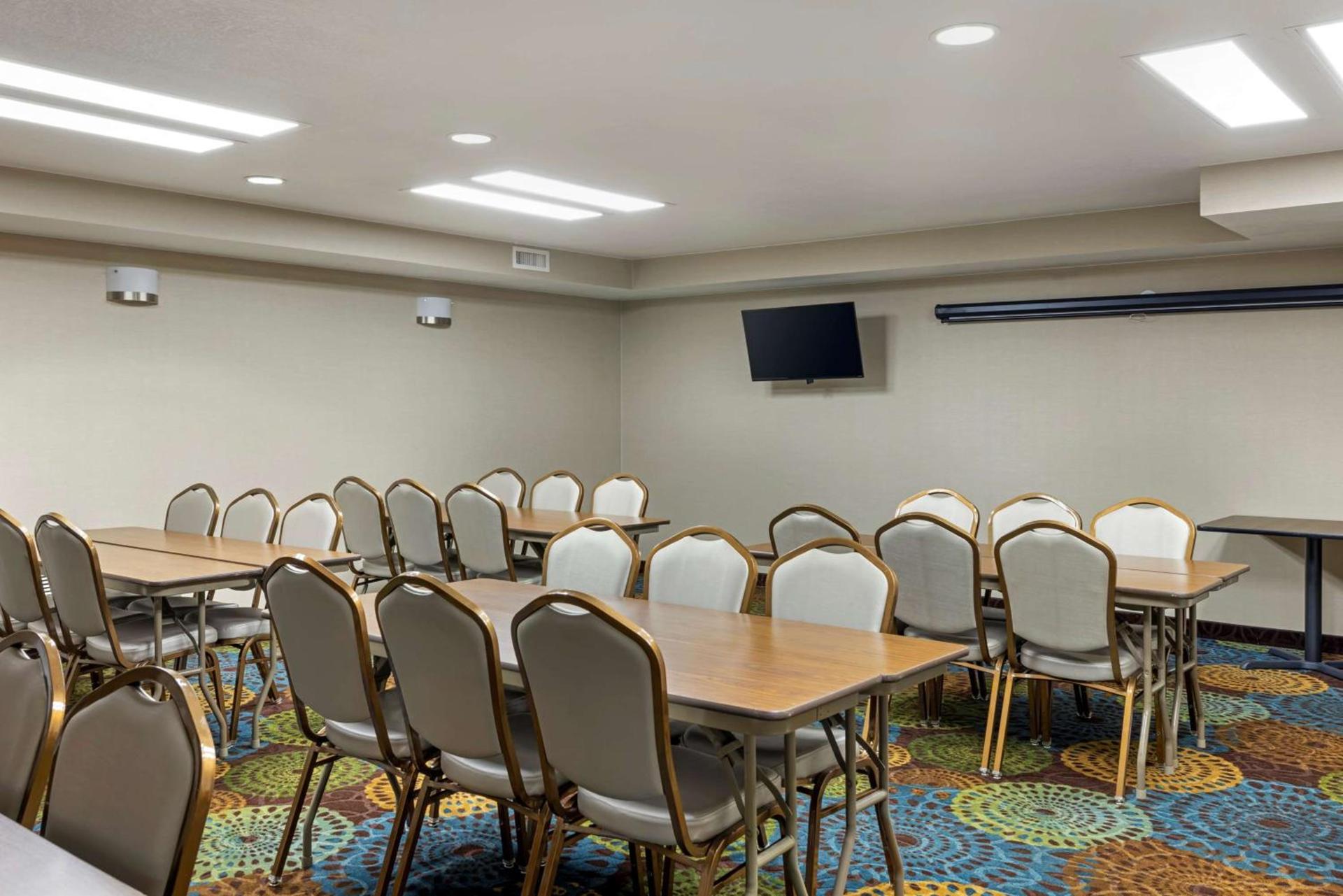 Best Western Watertown Inn & Suites photo 31