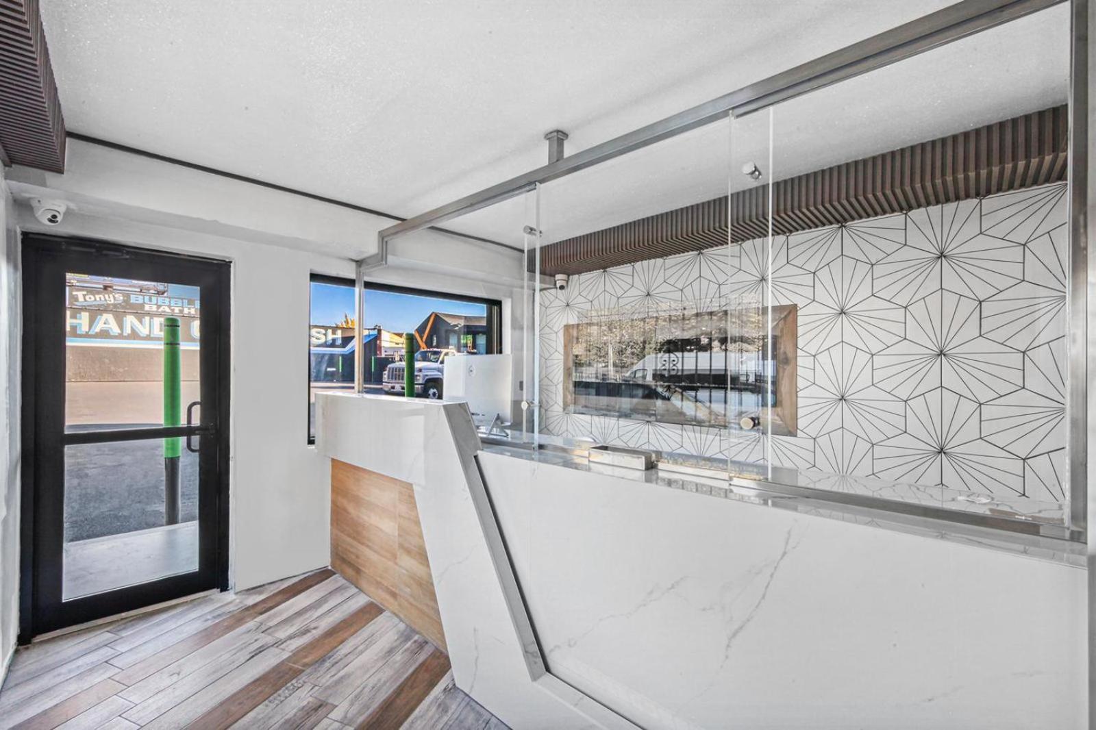 Hotel OPUS Bronx Near Bay Plaza Mall photo 6