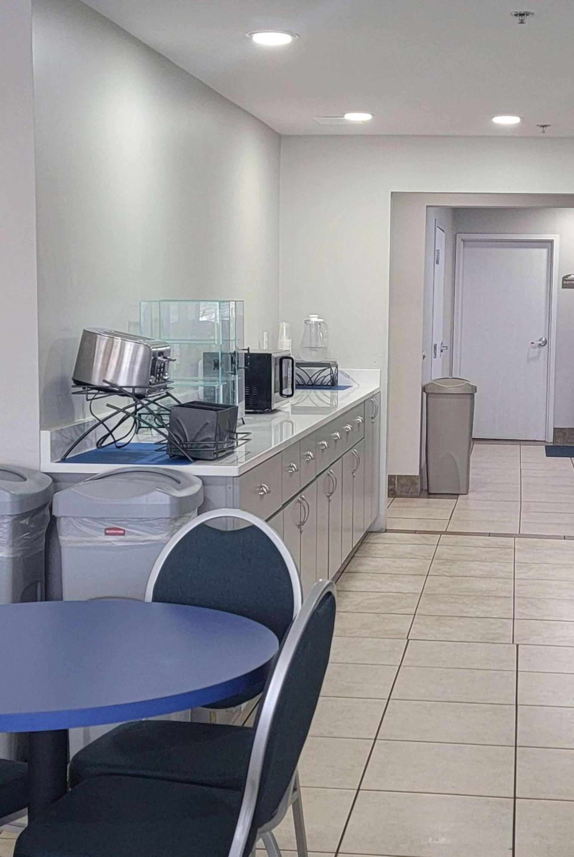 Microtel Inn & Suites by Wyndham Gardendale - Birmingham North photo 17
