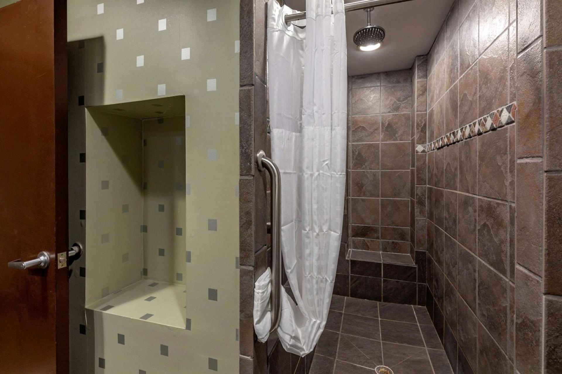 Comfort Suites Perrysburg - Toledo South photo 6