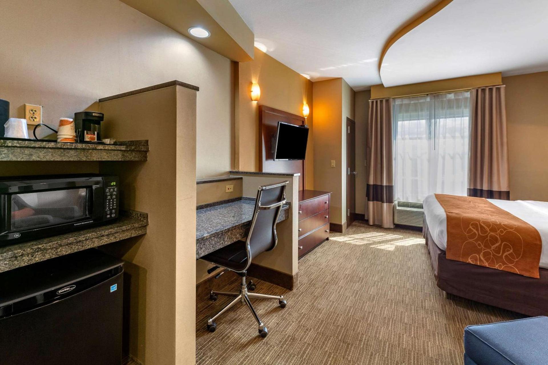 Comfort Suites Perrysburg - Toledo South photo 15