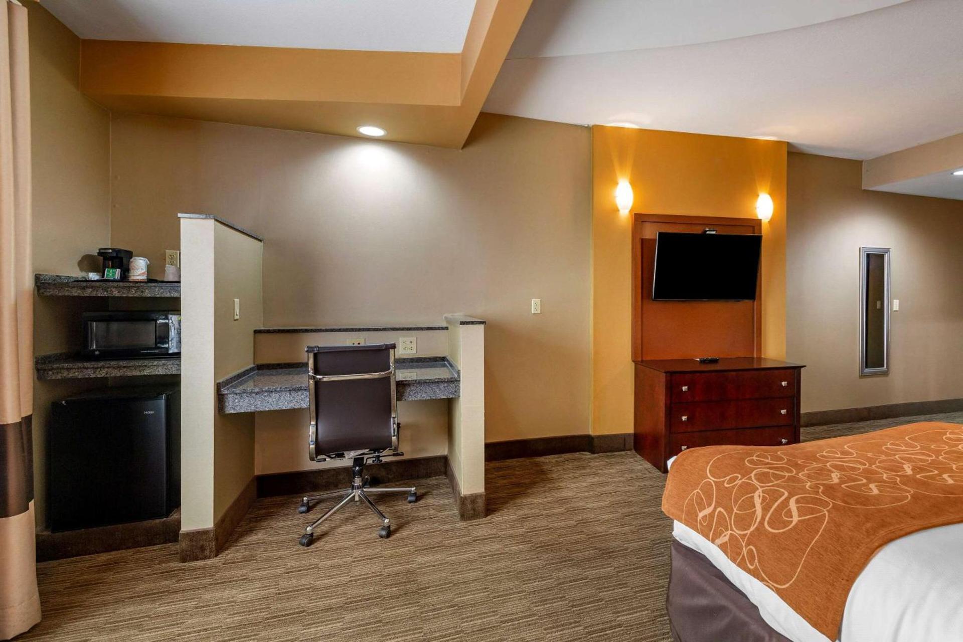 Comfort Suites Perrysburg - Toledo South photo 23