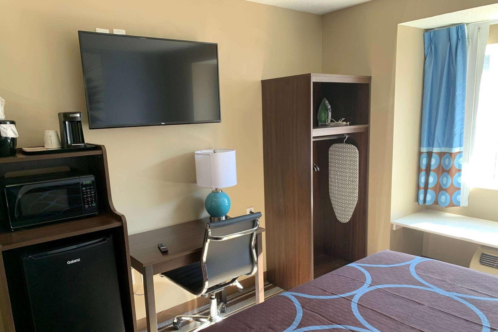Super 8 by Wyndham Joliet photo 7