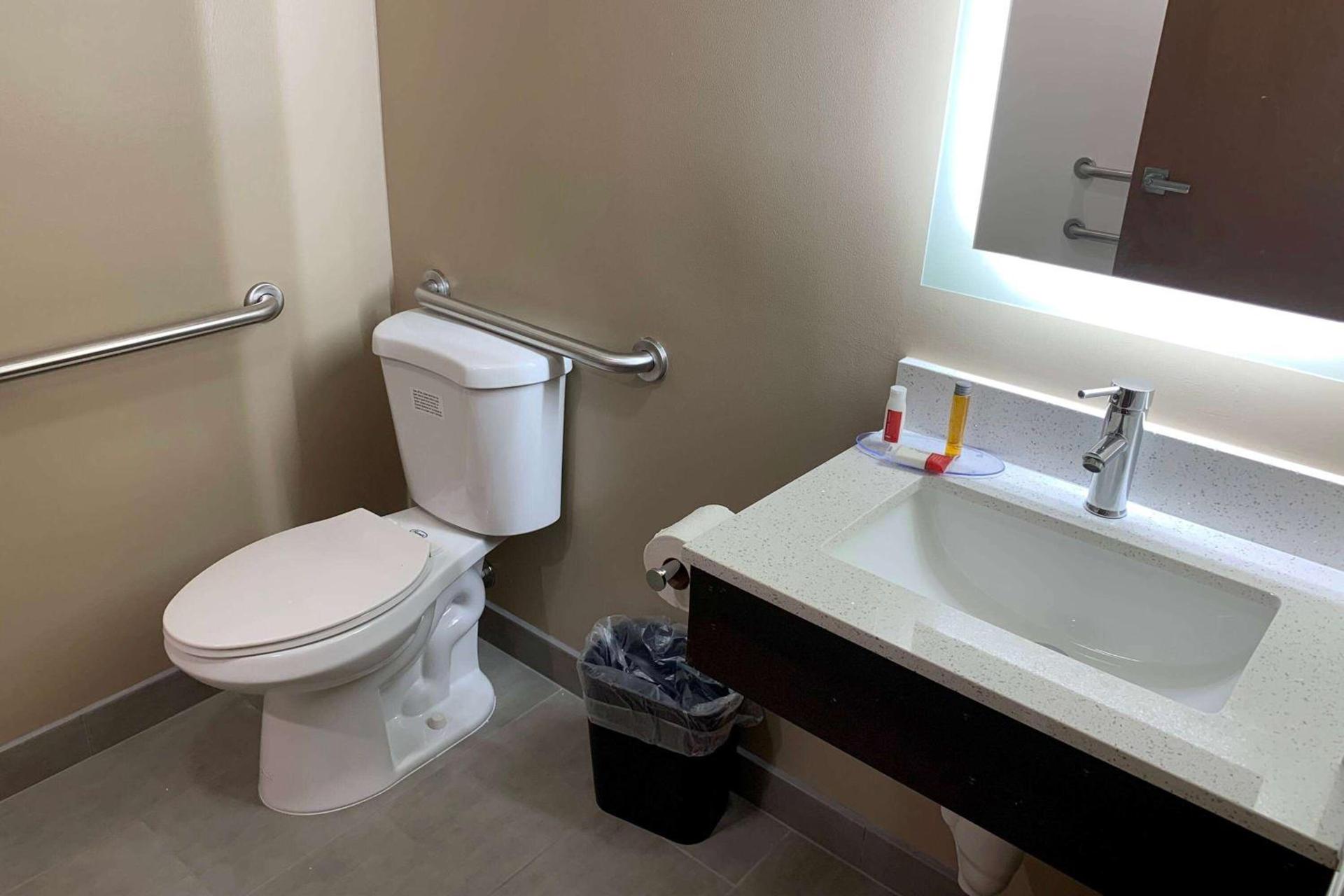 Super 8 by Wyndham Joliet photo 11