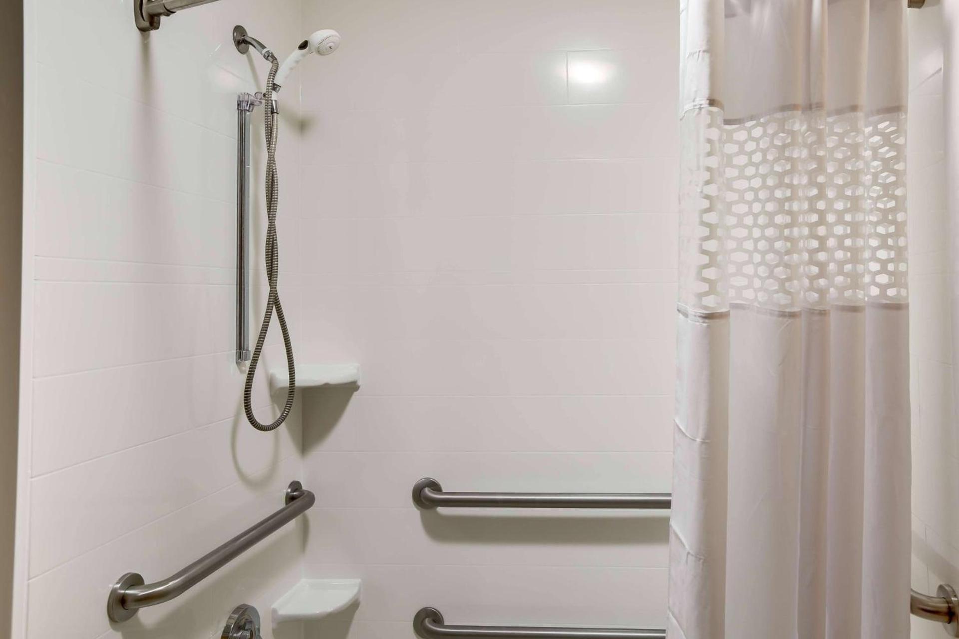 Wingate by Wyndham Cranberry photo 19