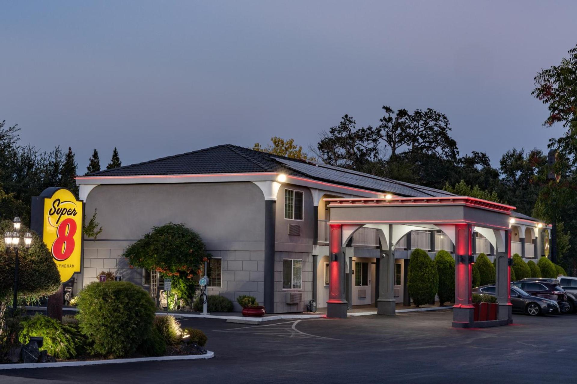 The Orchard Hotel Ukiah Wine Country Free Breakfast, Pool, & Hot Tub — hotel in Ukiah