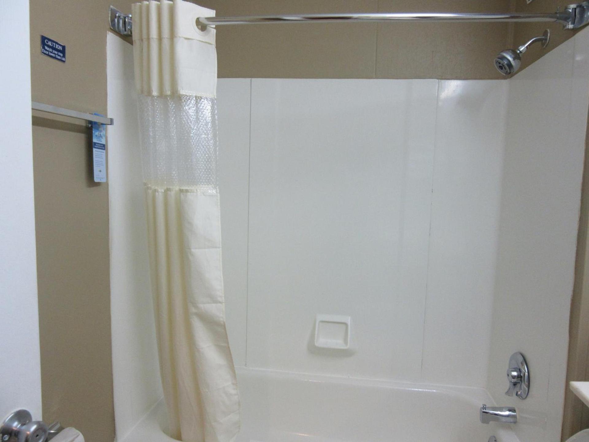 Microtel Inn & Suites by Wyndham Columbia Fort Jackson N photo 25