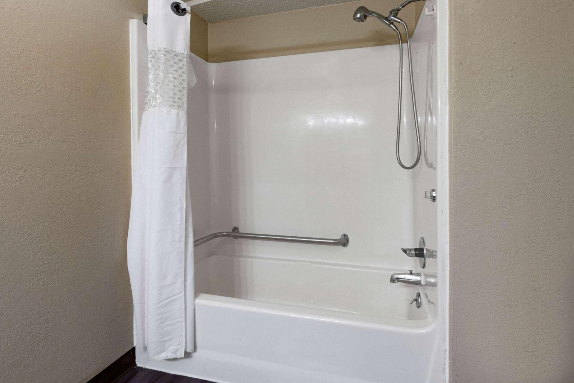 Travelodge by Wyndham Monroe photo 32