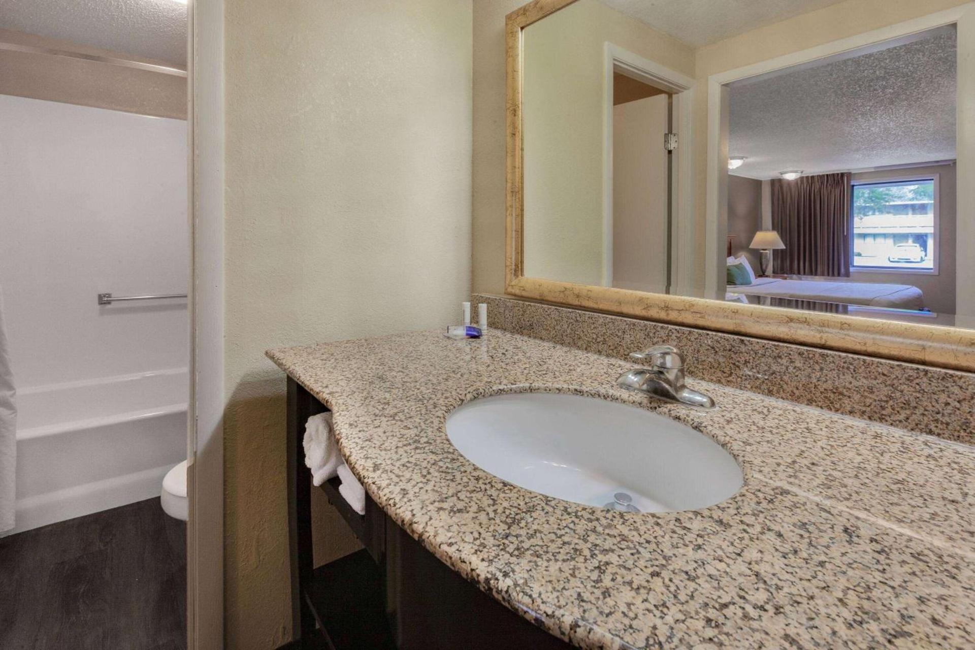 Travelodge by Wyndham Monroe photo 12