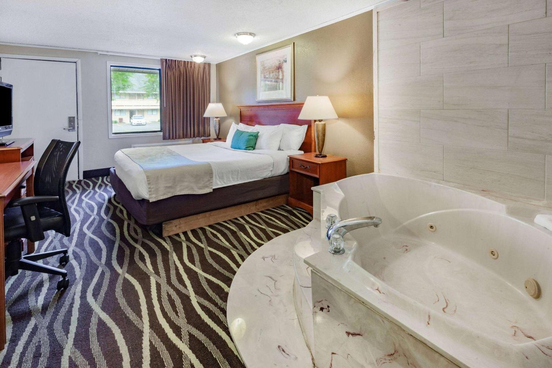 Travelodge by Wyndham Monroe photo 13