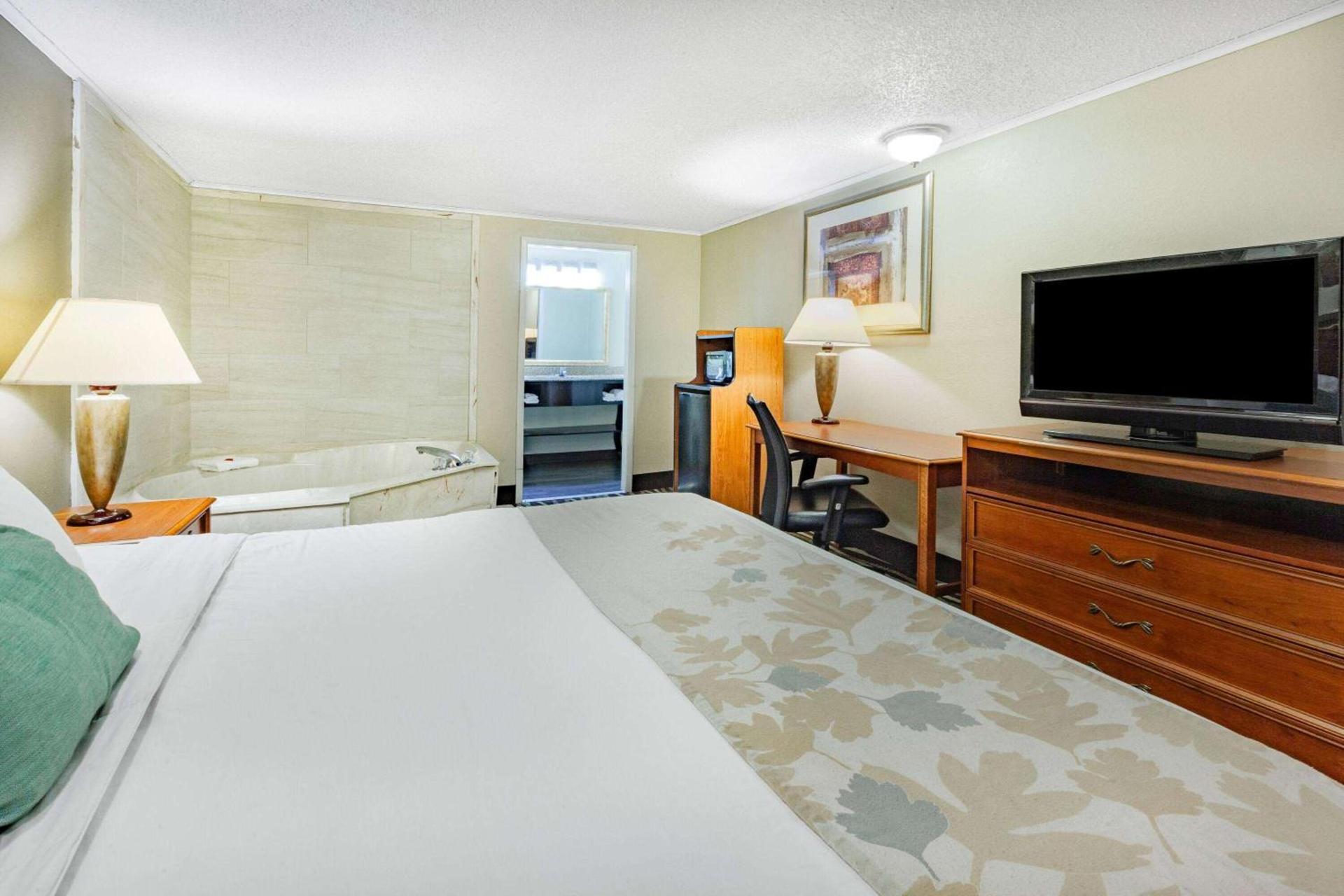 Travelodge by Wyndham Monroe photo 25