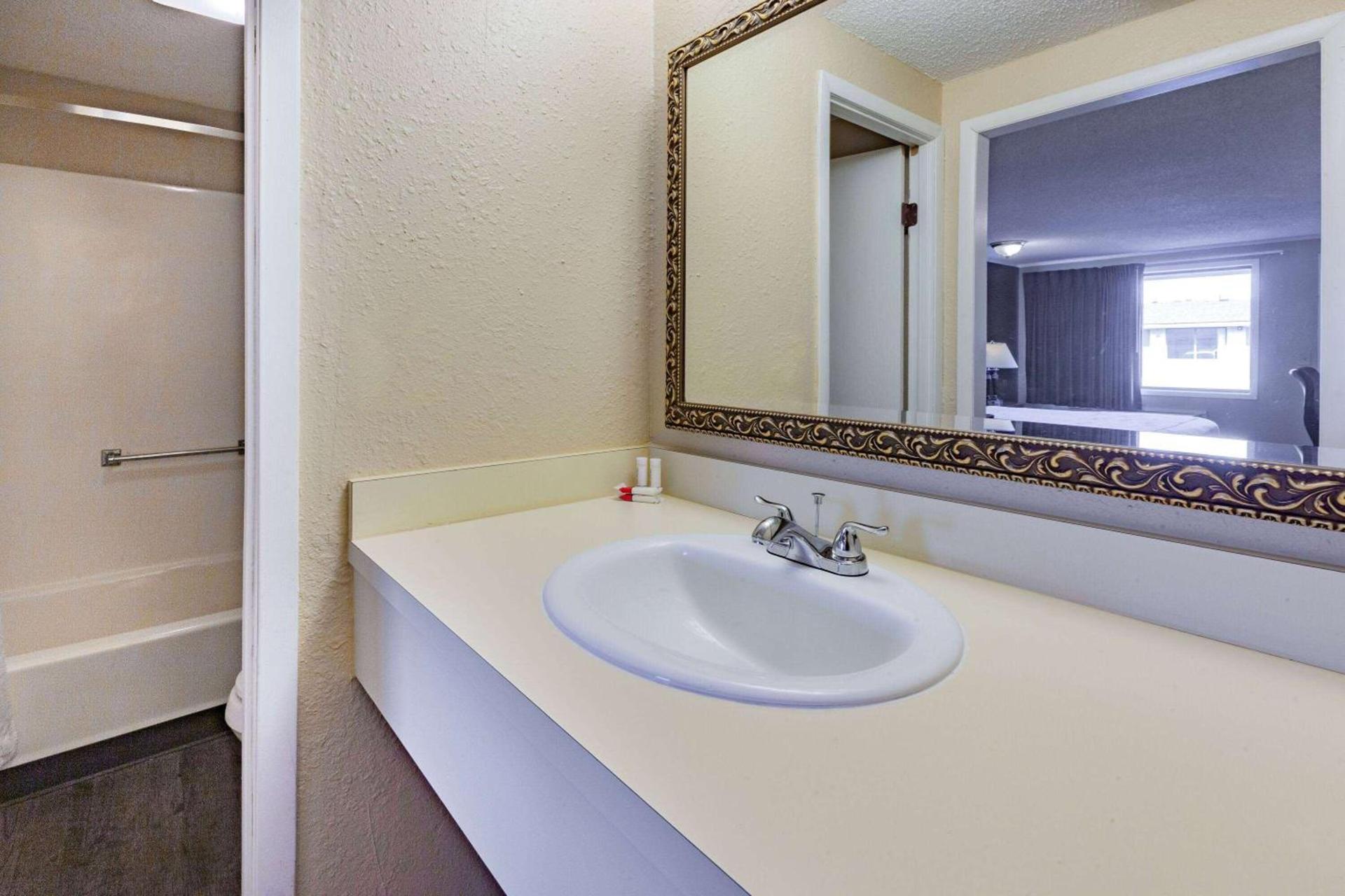 Travelodge by Wyndham Monroe photo 16
