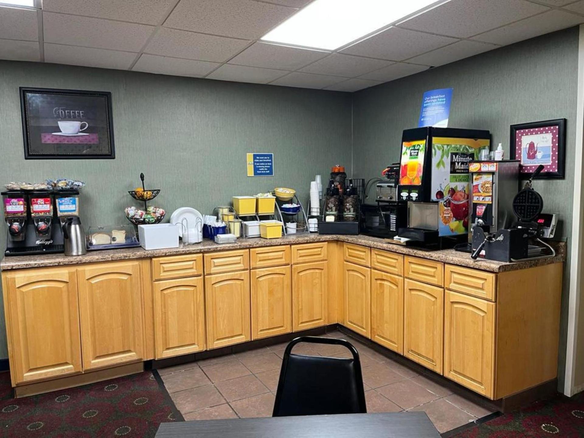 Days Inn by Wyndham Cedar Falls- University Plaza photo 33