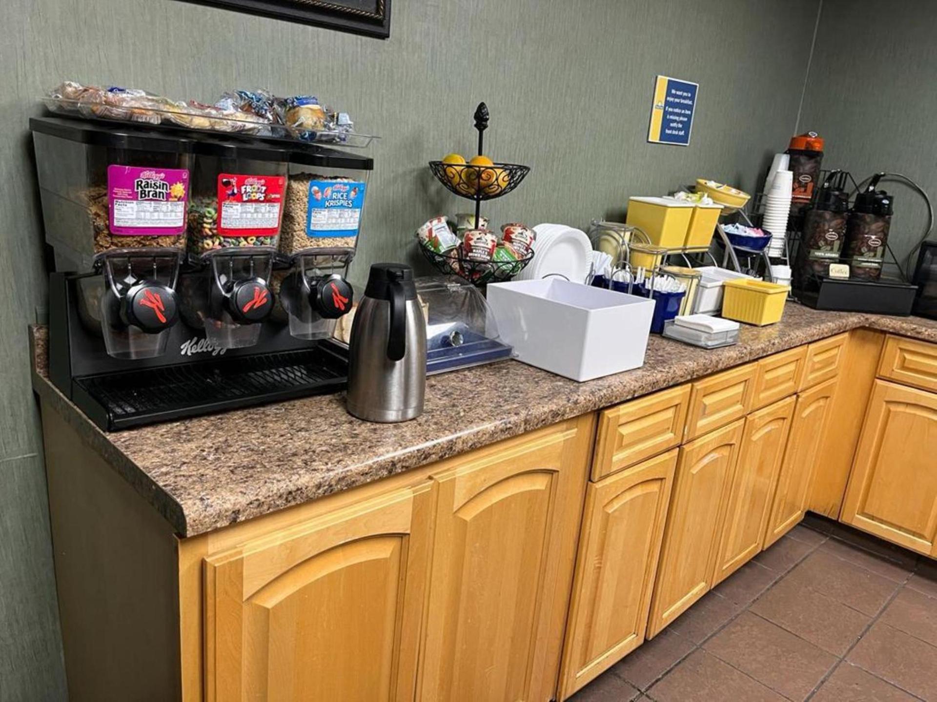 Days Inn by Wyndham Cedar Falls- University Plaza photo 34