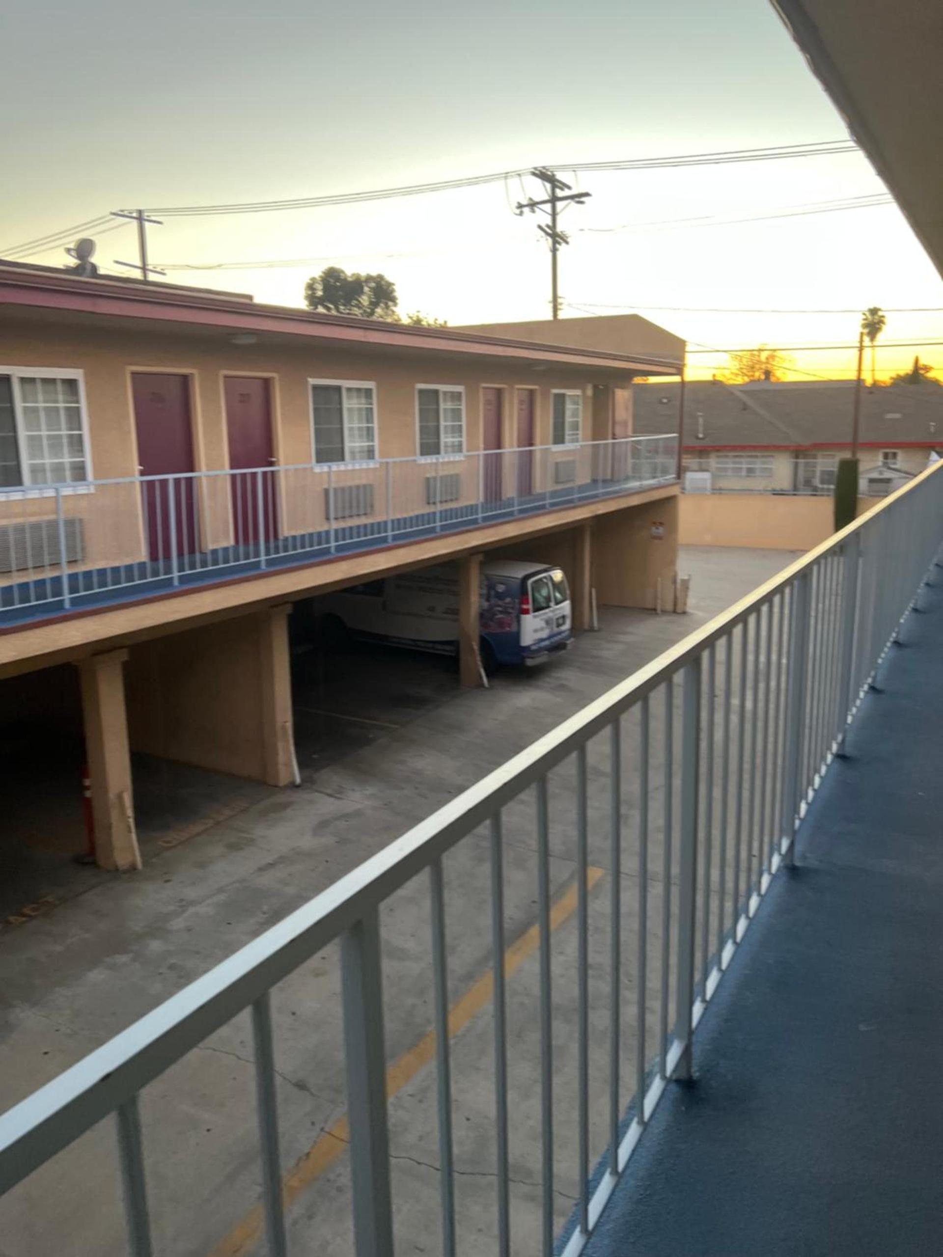 Deluxe Inn LA photo 9
