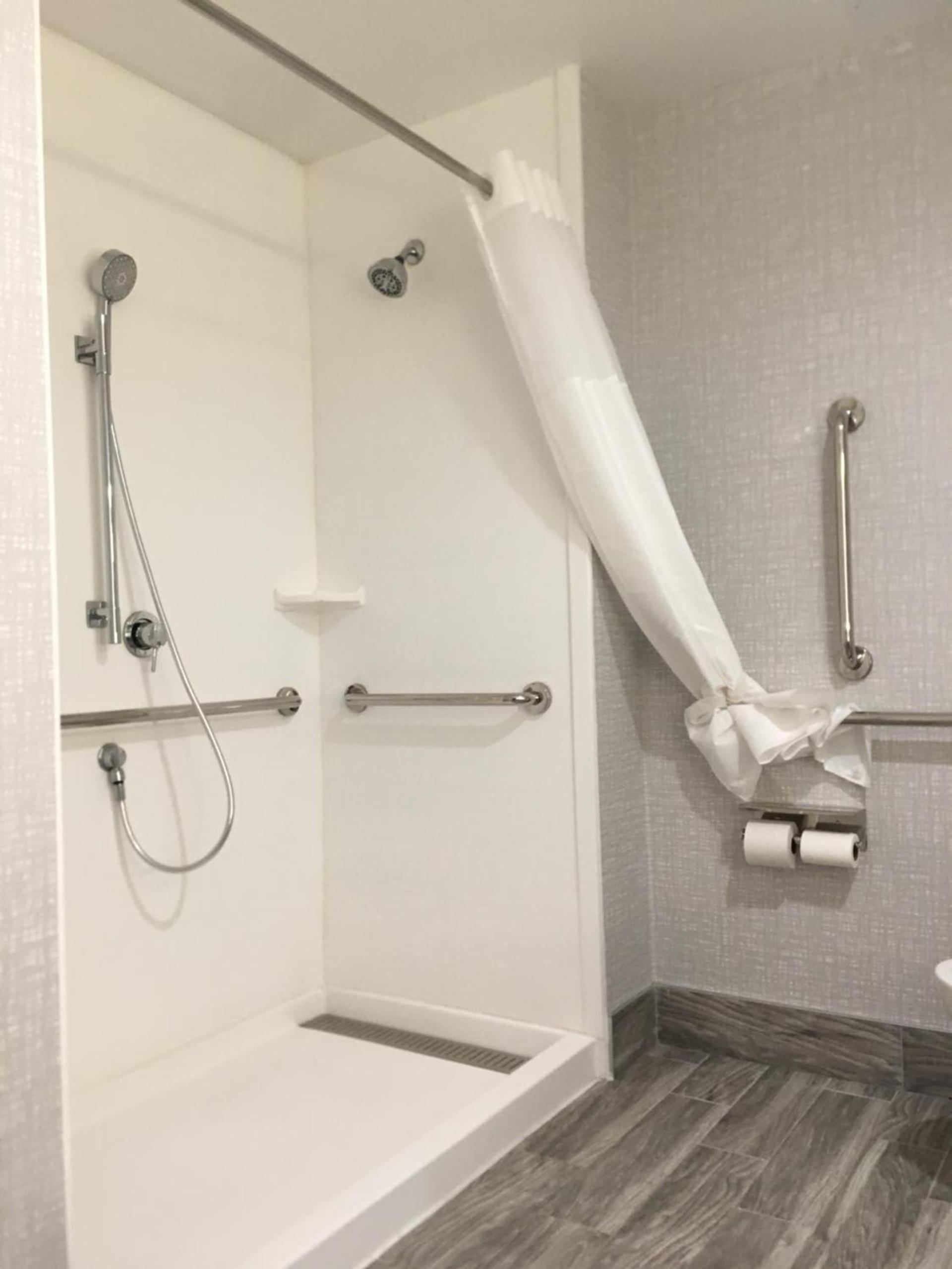 Hampton Inn Old Bridge NJ photo 23