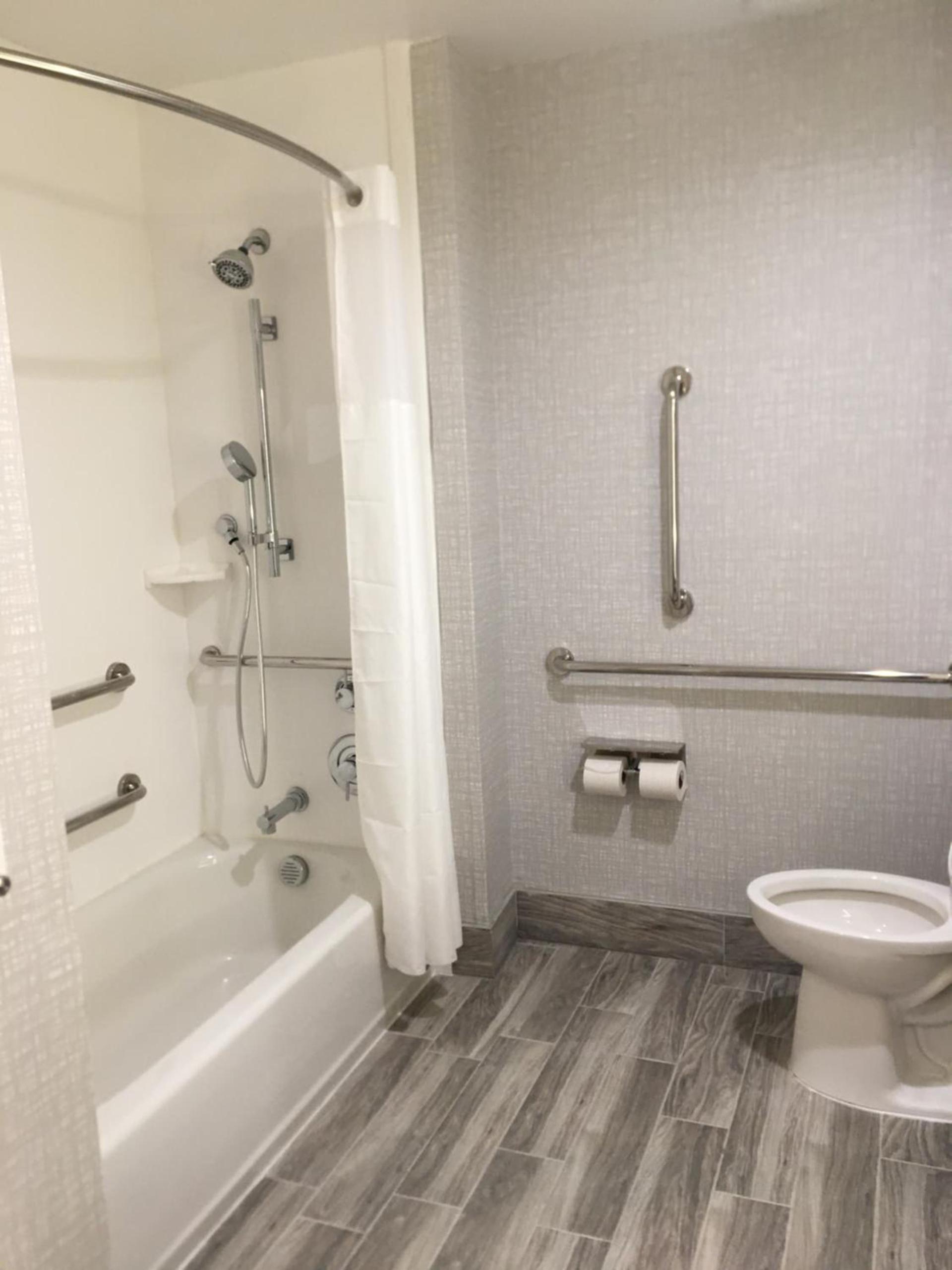 Hampton Inn Old Bridge NJ photo 13