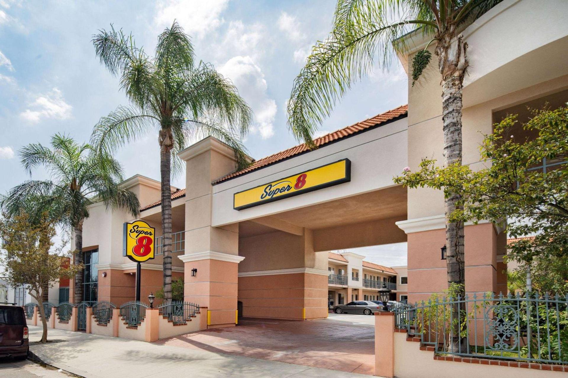 Super 8 by Wyndham North Hollywood photo 2