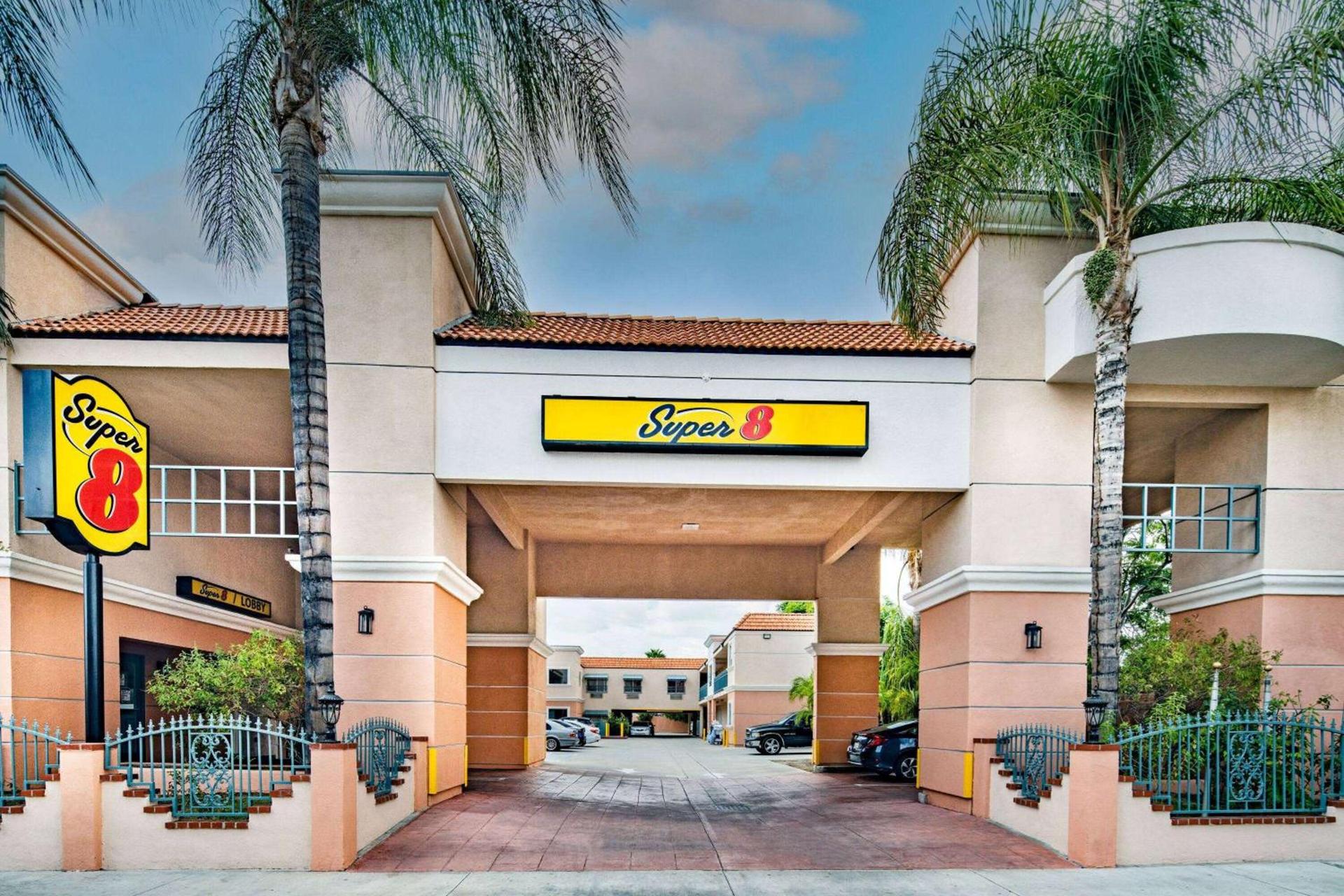 Super 8 by Wyndham North Hollywood photo 3