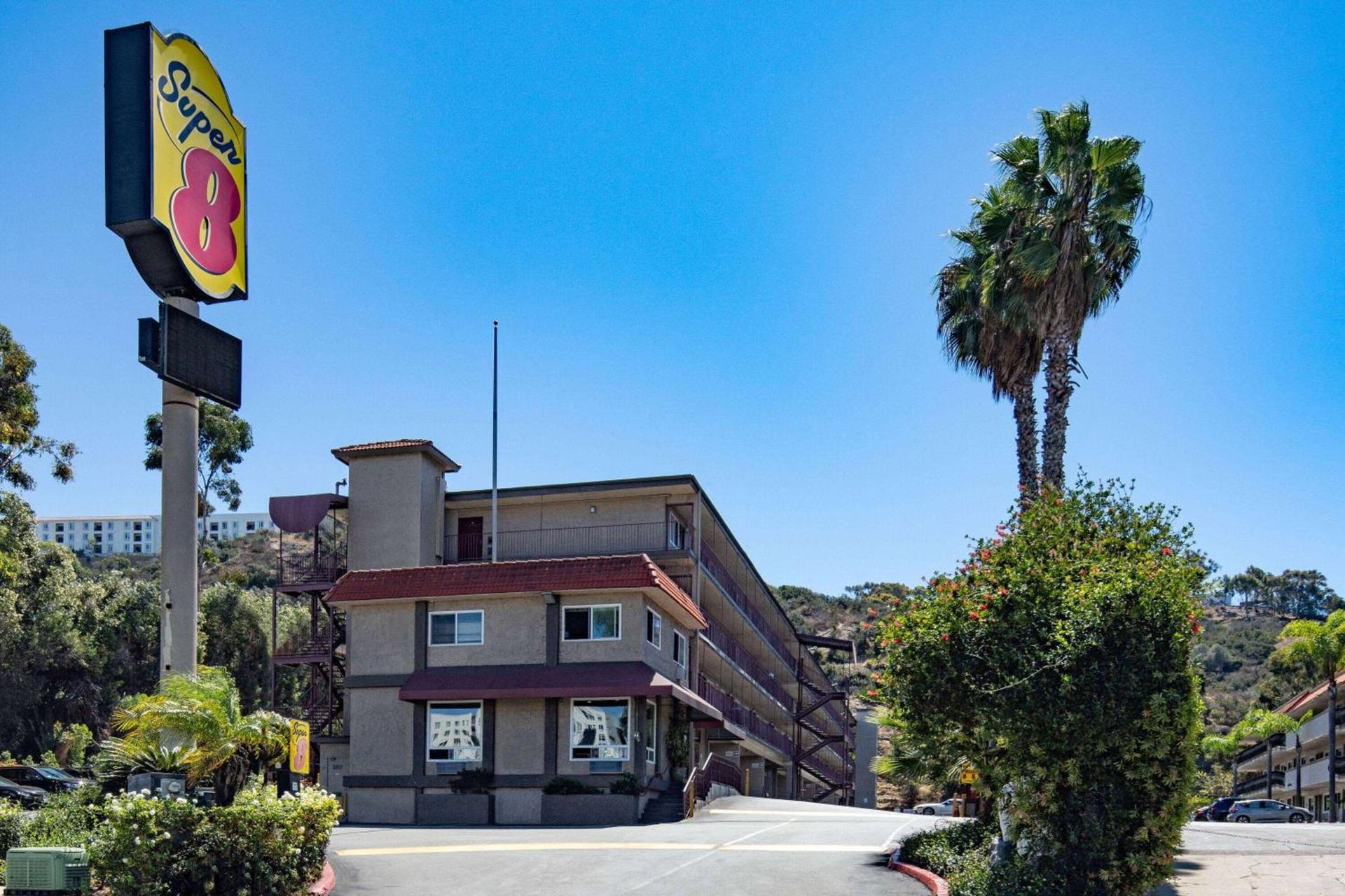 Super 8 by Wyndham San Diego Hotel Circle photo 2