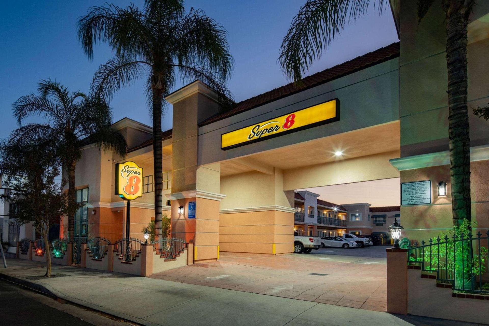 Super 8 by Wyndham North Hollywood photo 4