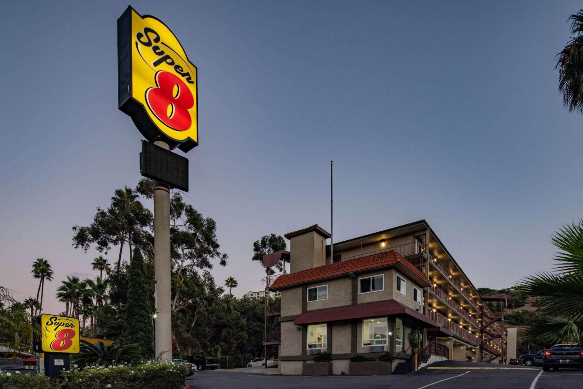 Super 8 by Wyndham San Diego Hotel Circle photo 5