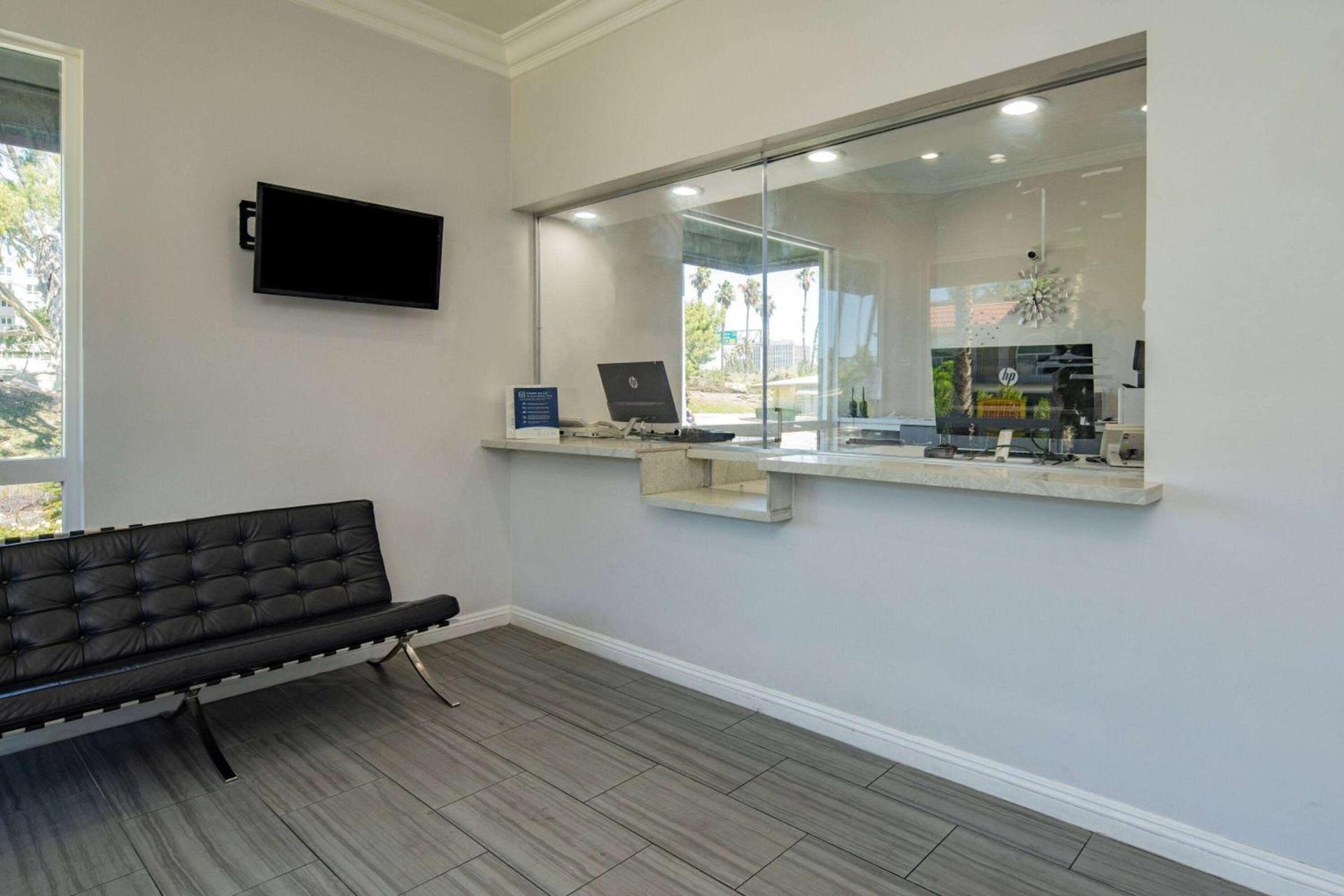 Super 8 by Wyndham San Diego Hotel Circle photo 6