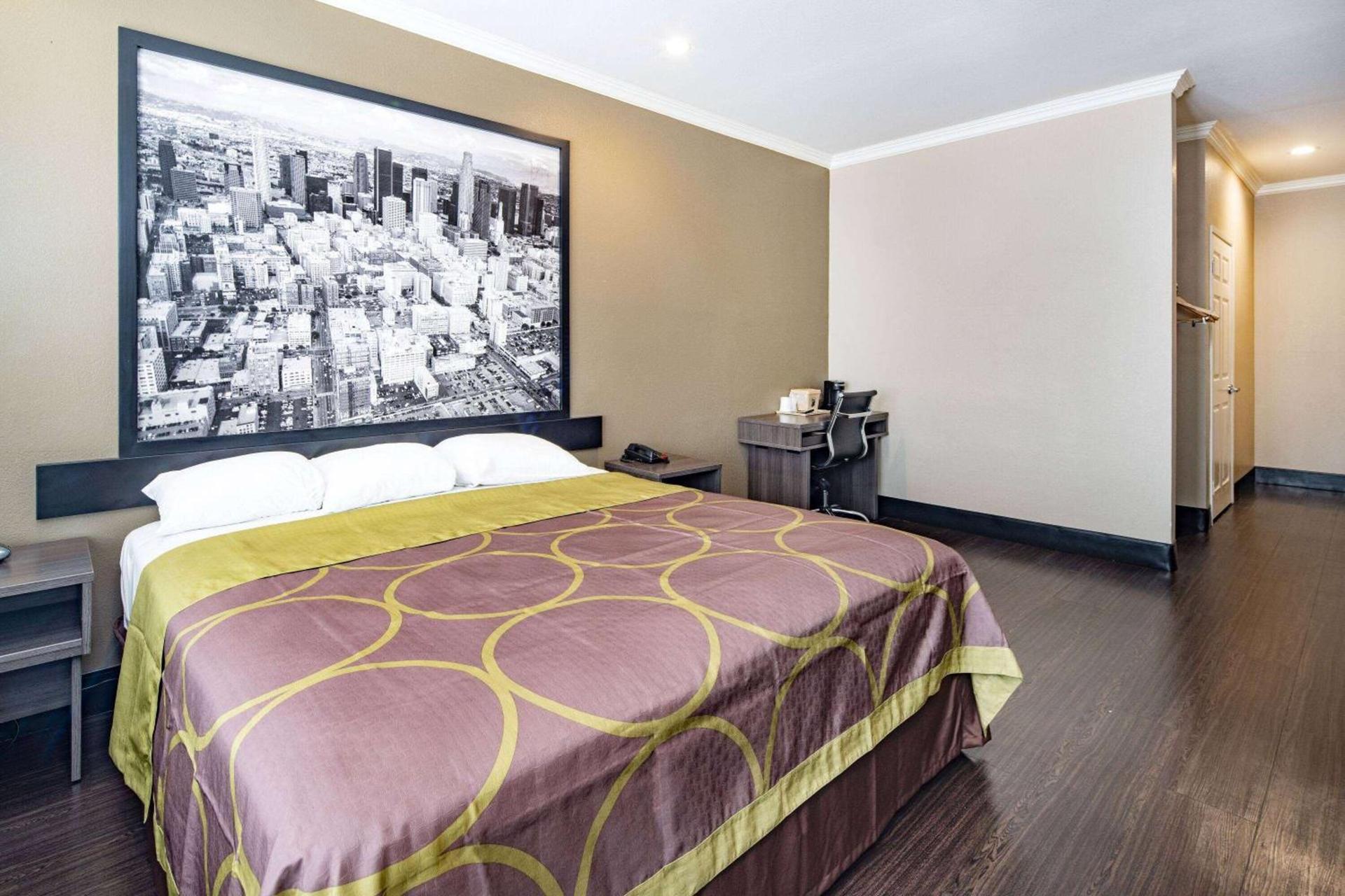 Super 8 by Wyndham North Hollywood photo 11