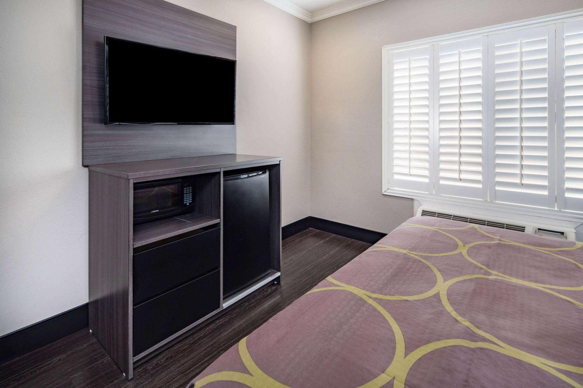 Super 8 by Wyndham North Hollywood photo 12
