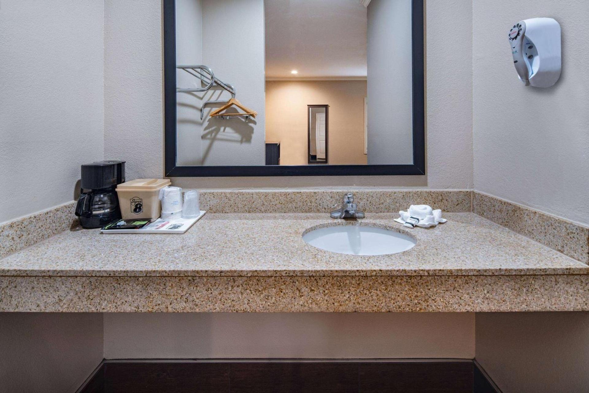 Super 8 by Wyndham North Hollywood photo 13