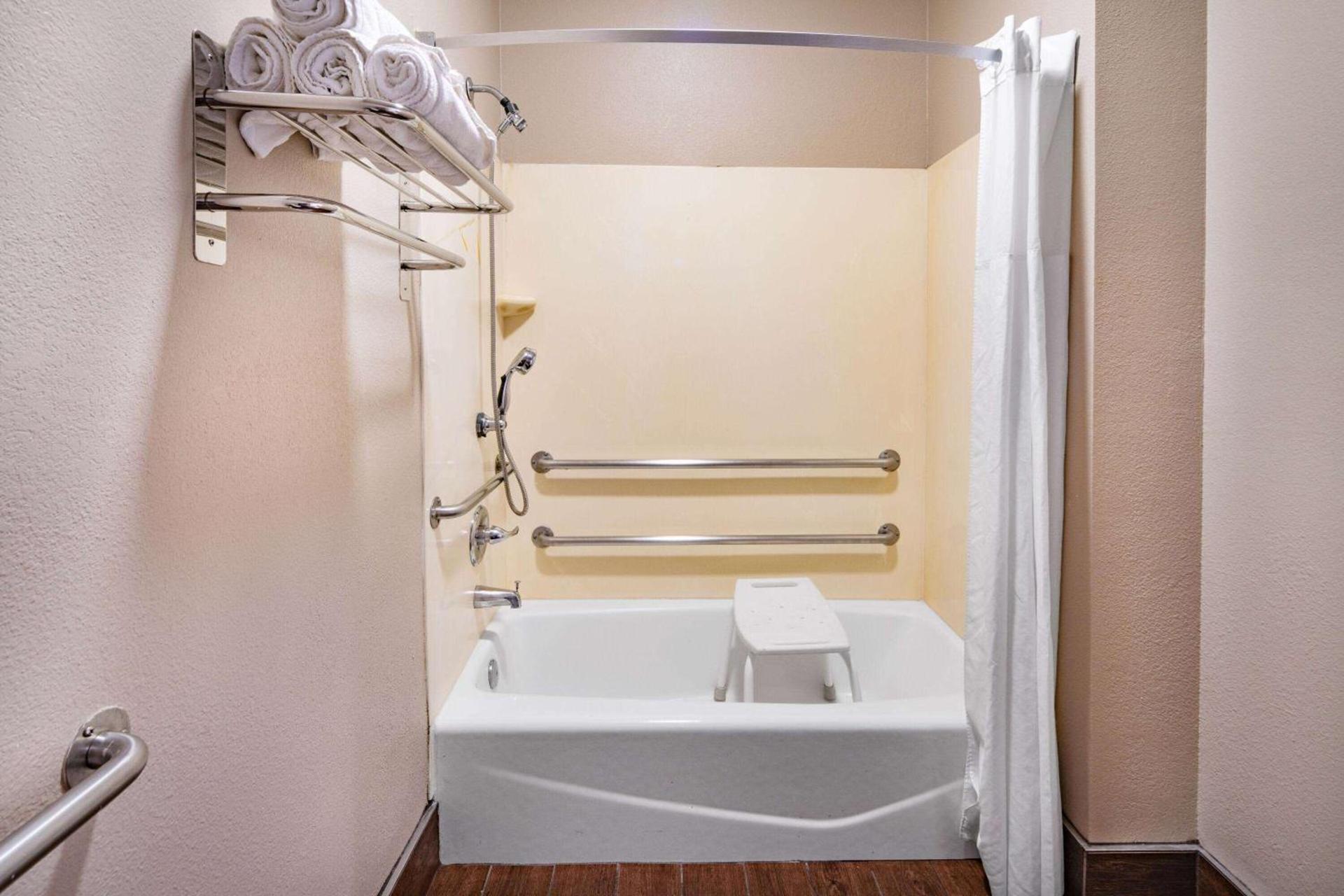 Super 8 by Wyndham North Hollywood photo 14
