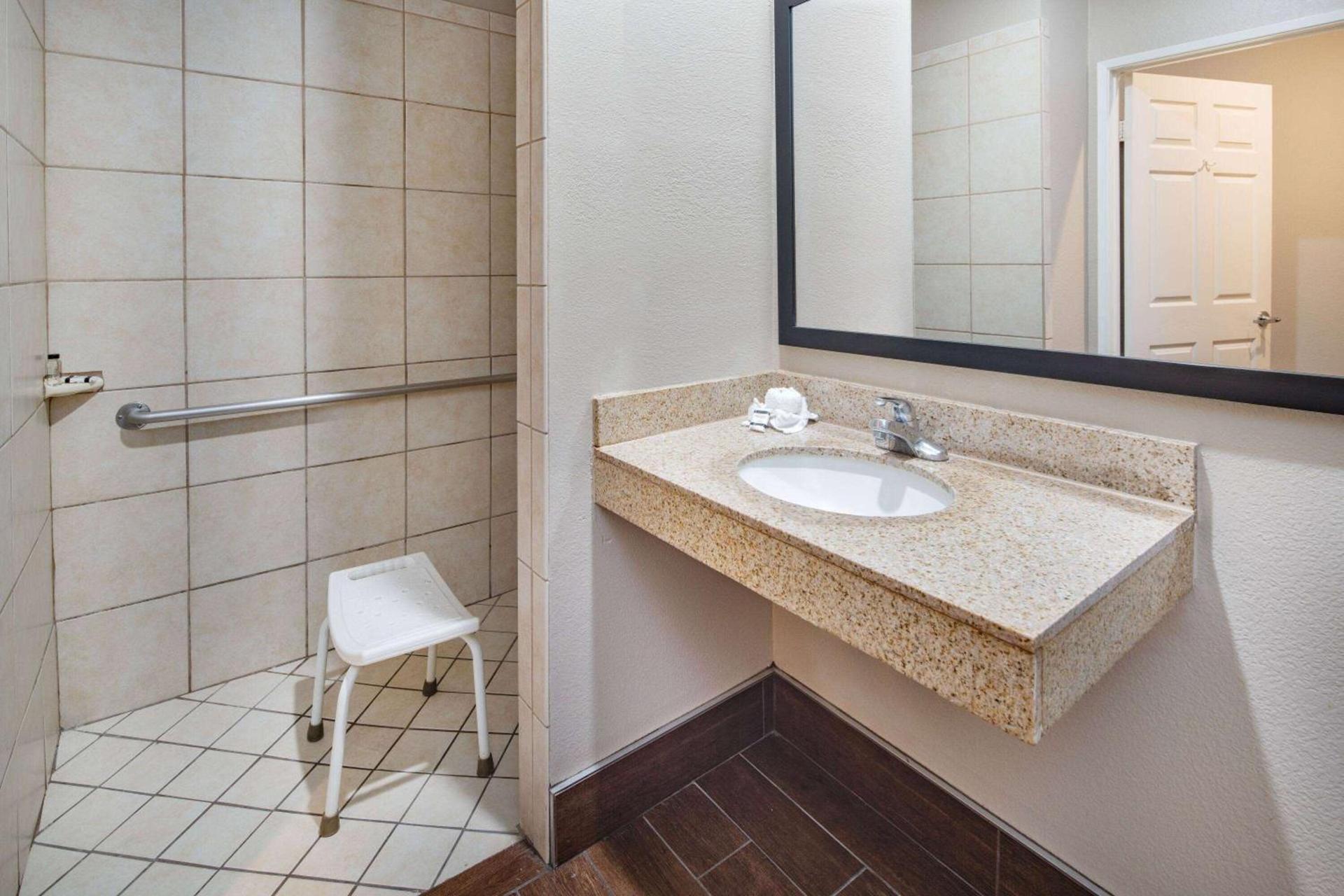 Super 8 by Wyndham North Hollywood photo 15