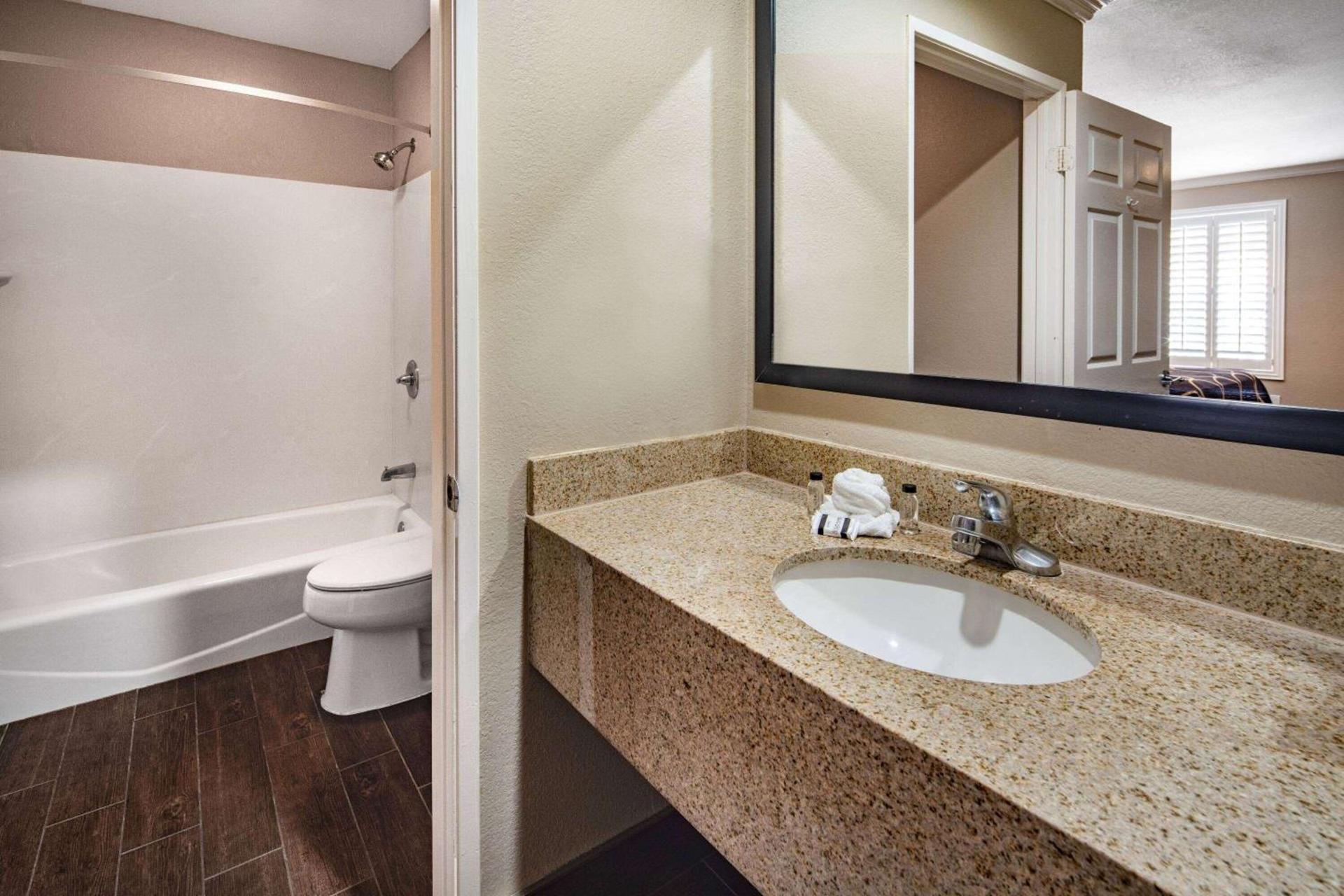 Super 8 by Wyndham North Hollywood photo 19